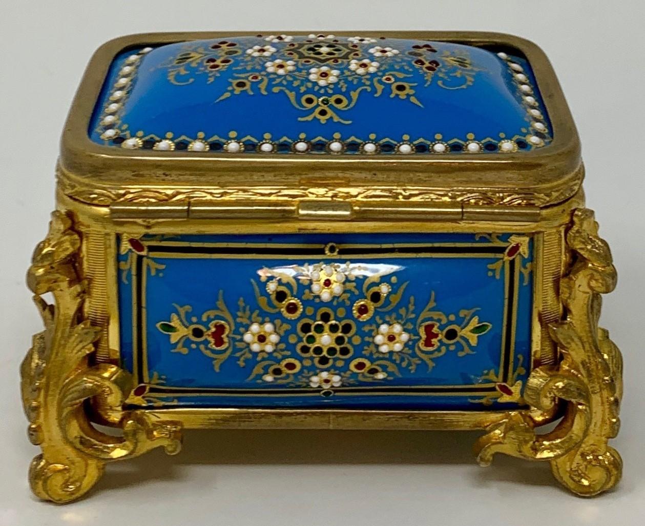 Émaillé Ancienne boîte française émaillée bleue en vente