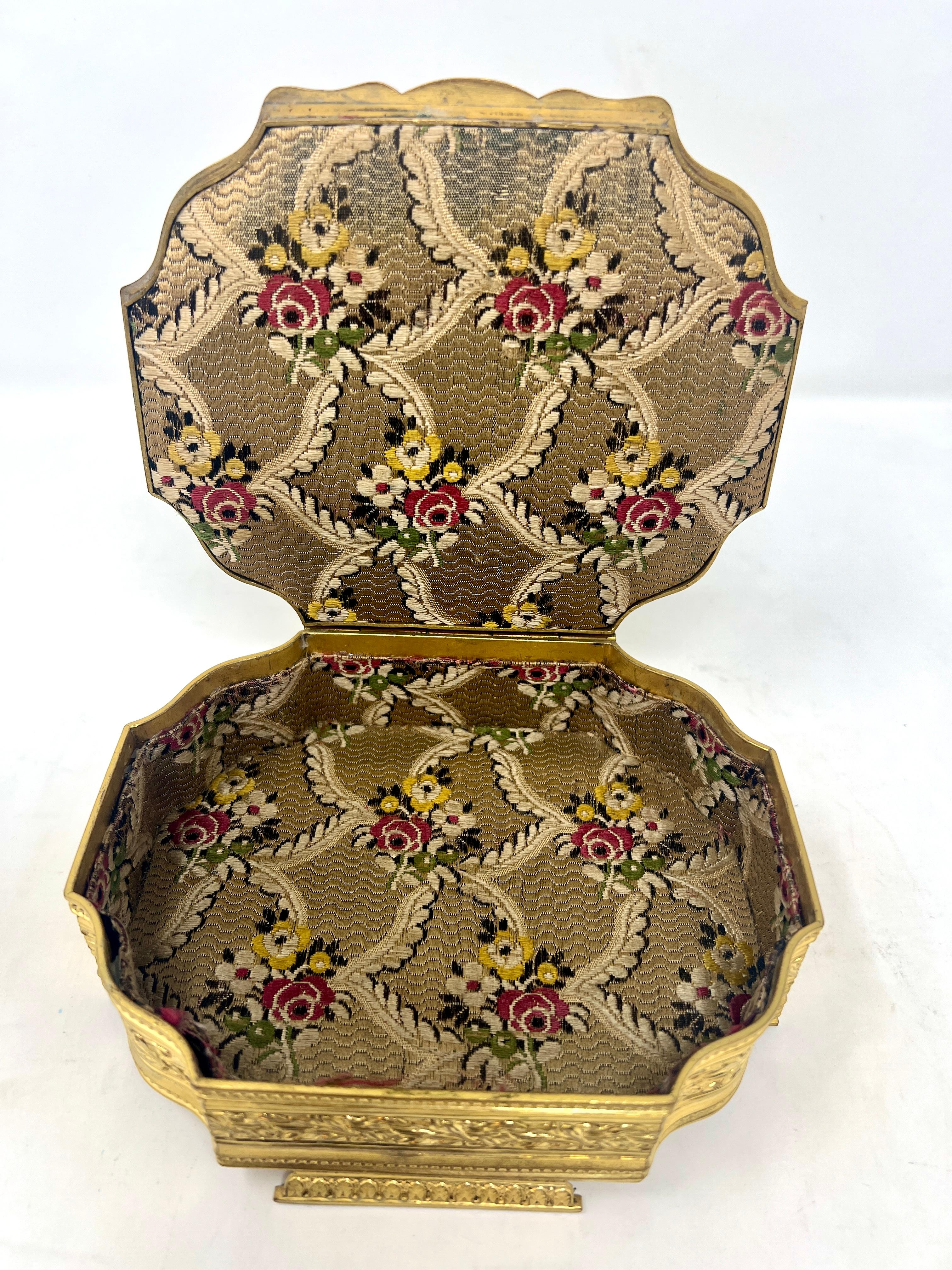 Français Ancienne boîte à bijoux française en porcelaine émaillée bleue et bronze doré, vers 1910. en vente