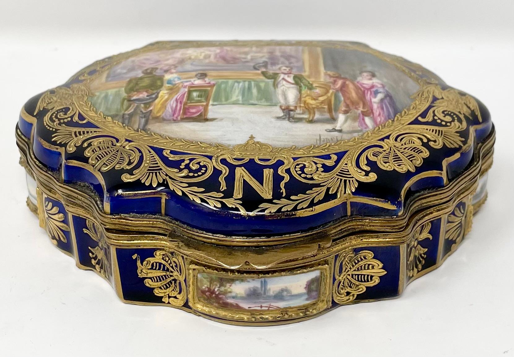 Français Ancienne boîte peinte Napoléon en porcelaine de Sèvres bleu et or, Circa 1890. en vente