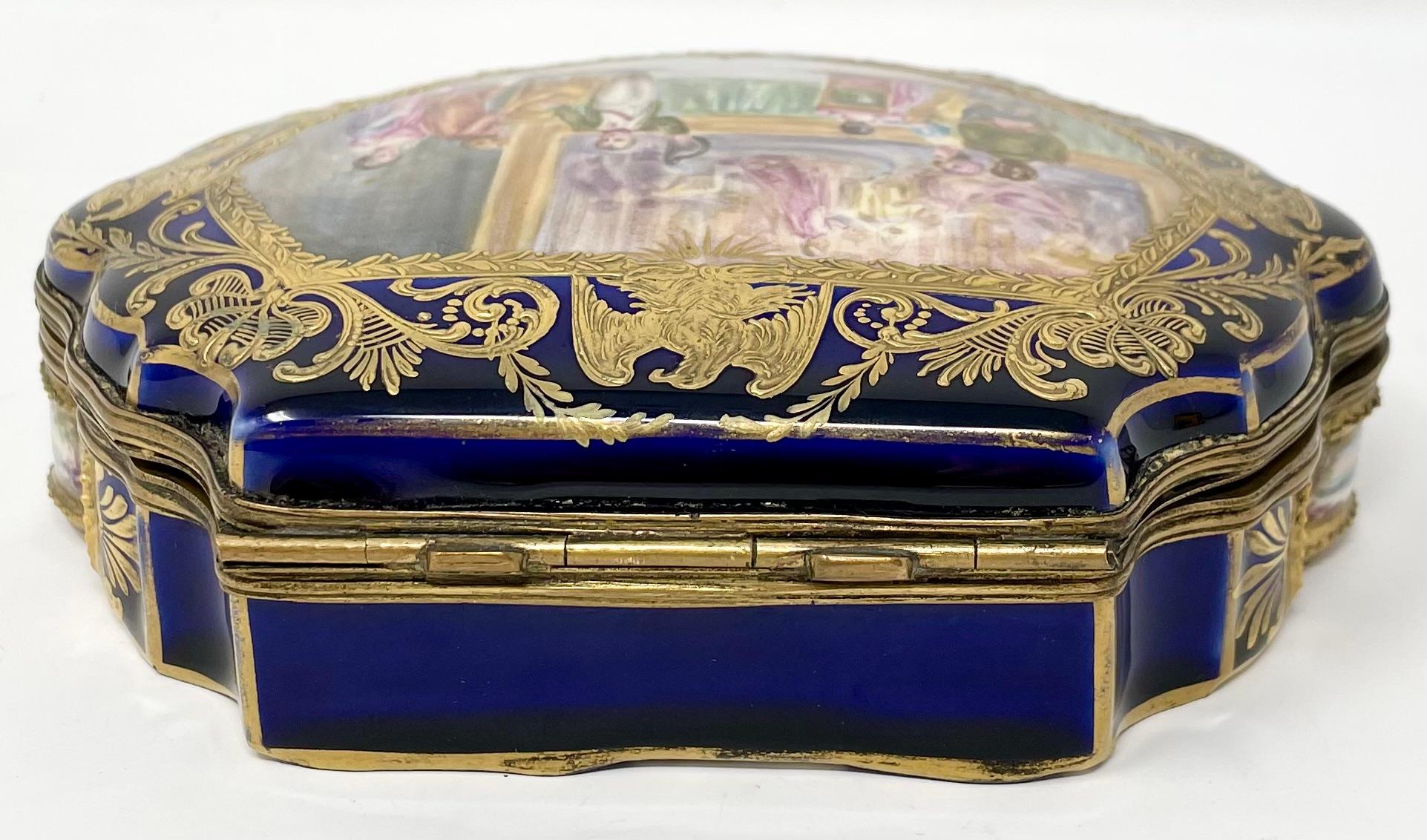 Porcelaine Ancienne boîte peinte Napoléon en porcelaine de Sèvres bleu et or, Circa 1890. en vente