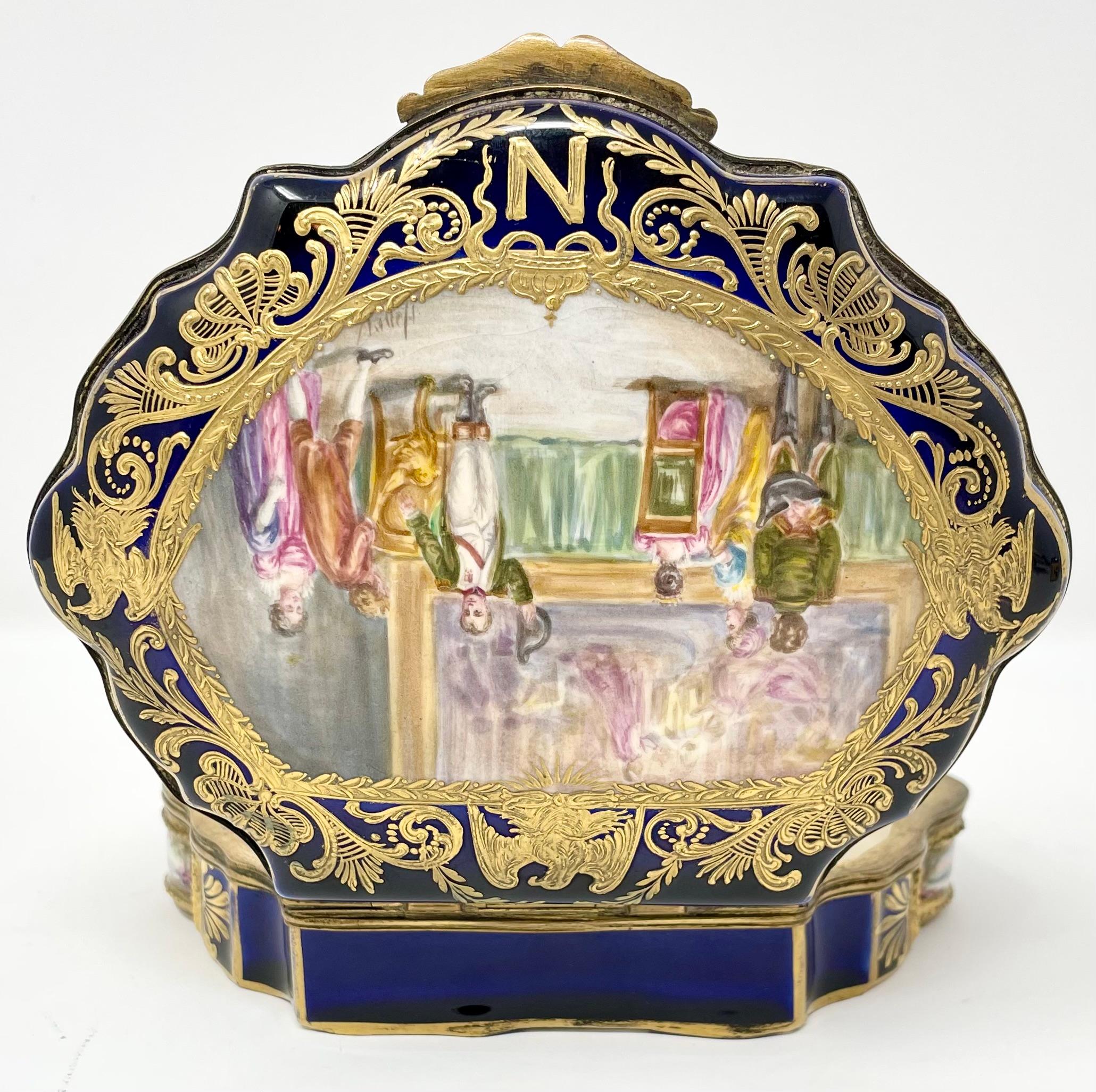 Ancienne boîte peinte Napoléon en porcelaine de Sèvres bleu et or, Circa 1890. en vente 4