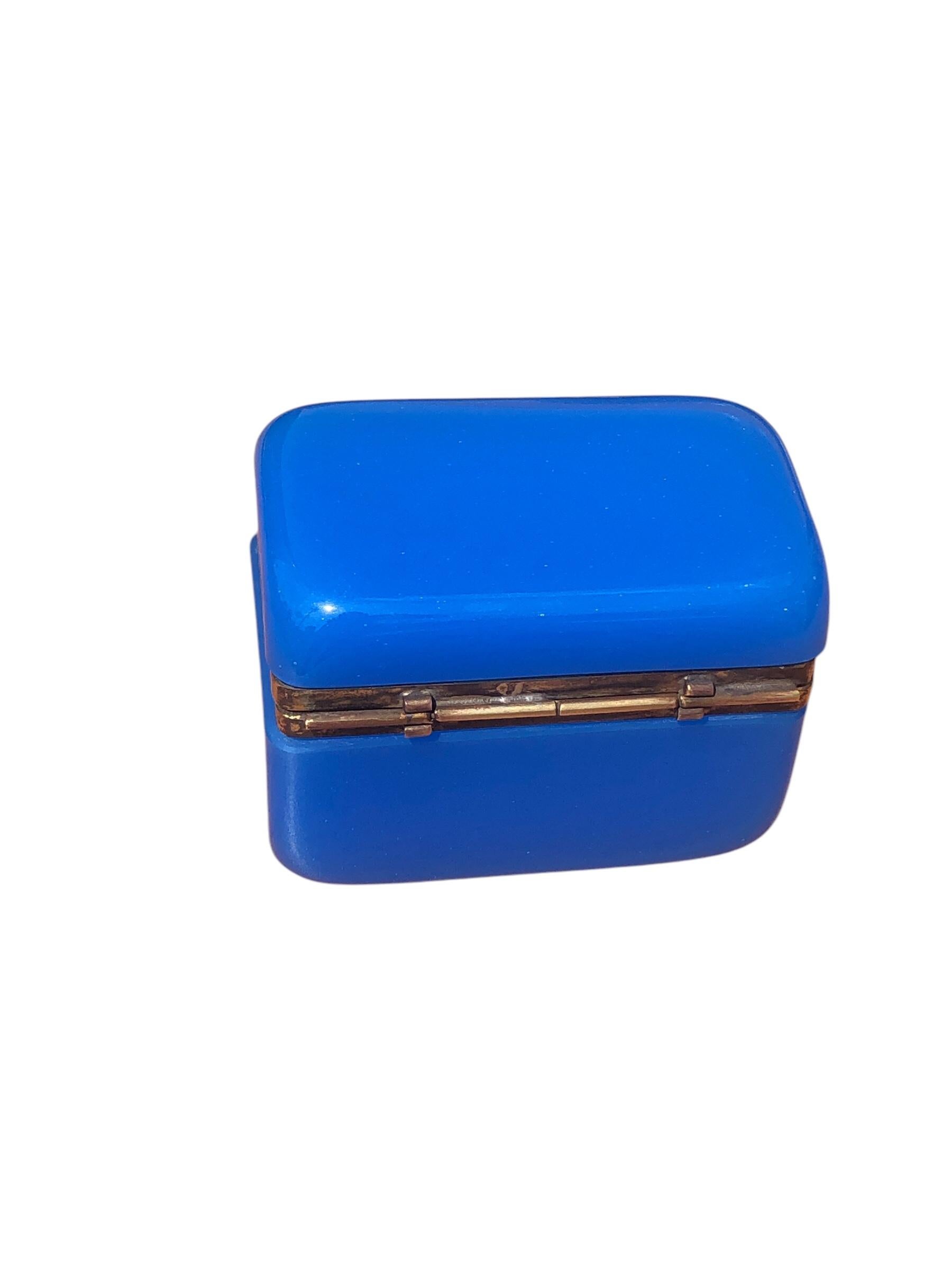 Caja antigua francesa de opalina azul con monturas de latón.