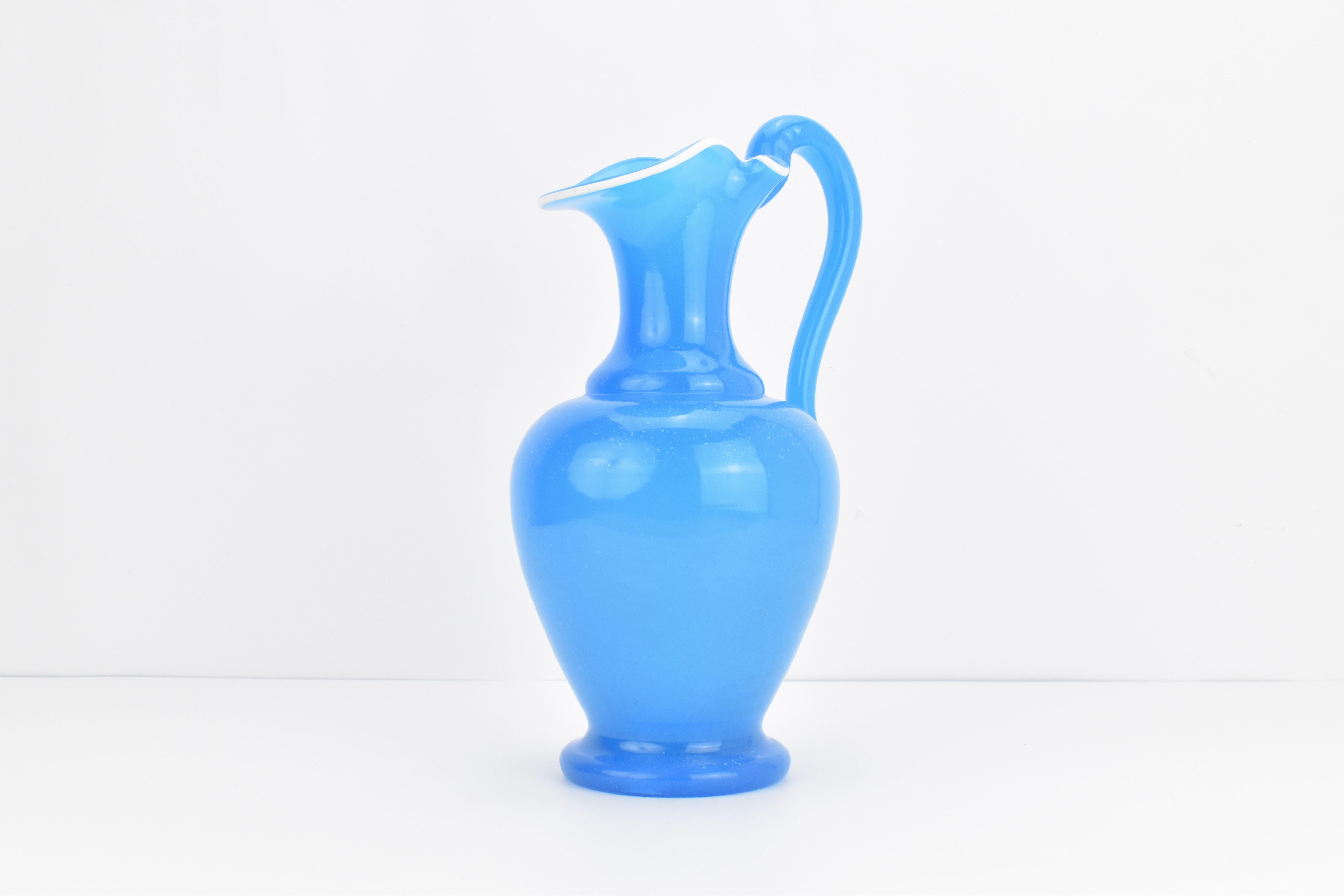 Antiguo juego francés de aguamanil y cuenco de cristal opalino azul de Baccarat, Siglo XIX Napoleón III en venta