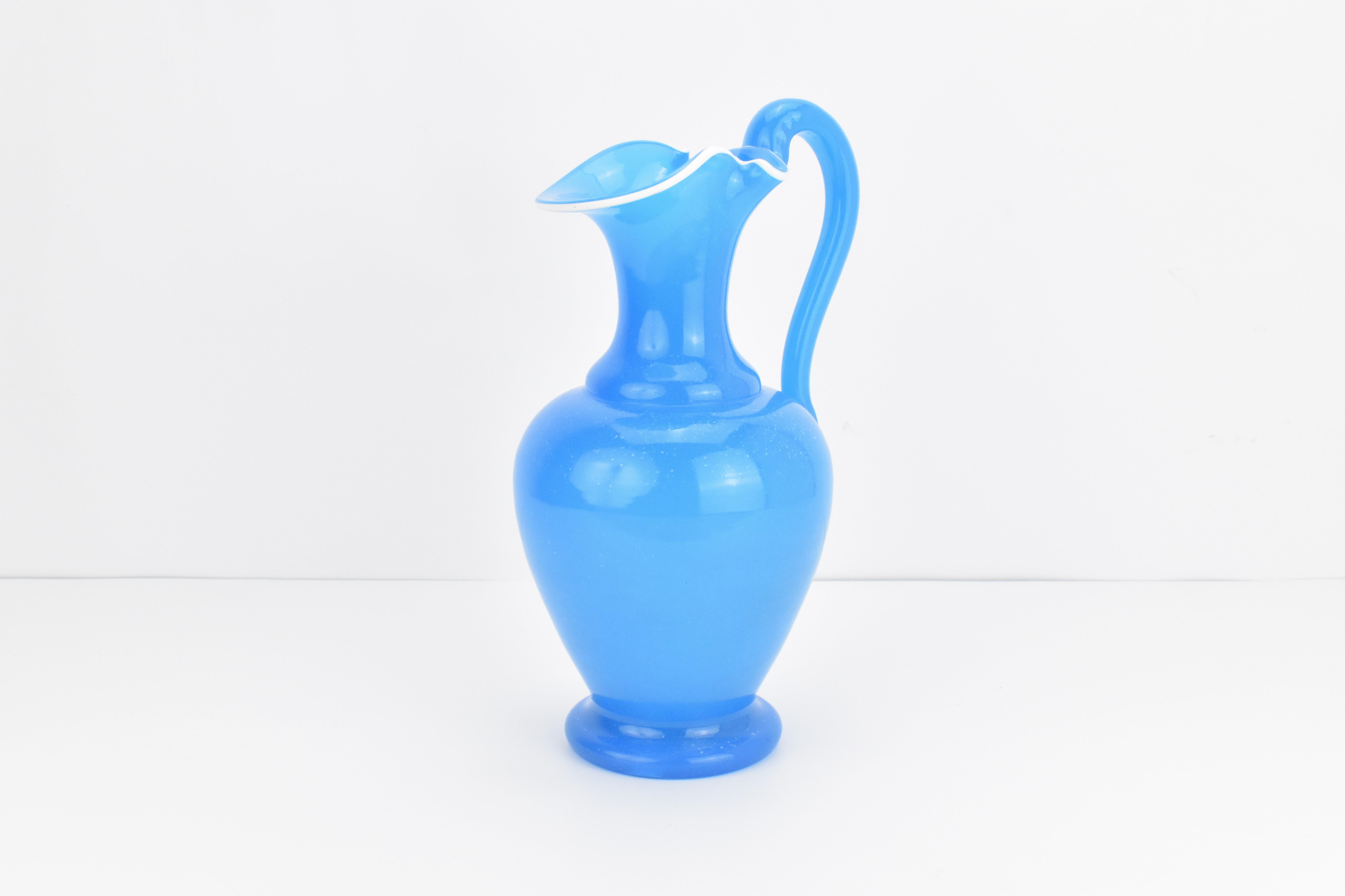 Antiguo juego francés de aguamanil y cuenco de cristal opalino azul de Baccarat, Siglo XIX Francés en venta