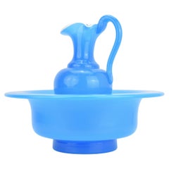 Antiguo juego francés de aguamanil y cuenco de cristal opalino azul de Baccarat, Siglo XIX