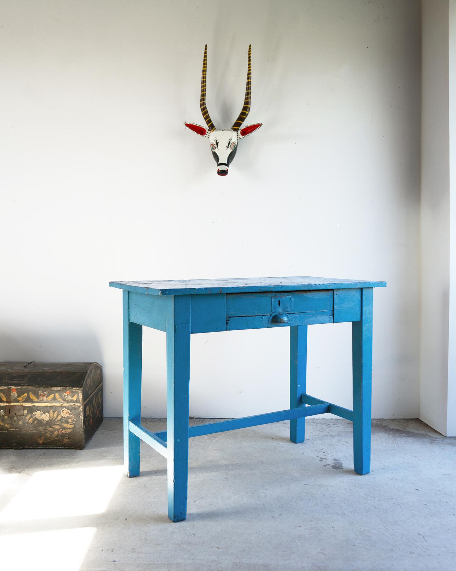 Ancienne table d'appoint/bureau française en pin peint en bleu, début du 20ème siècle en vente 3