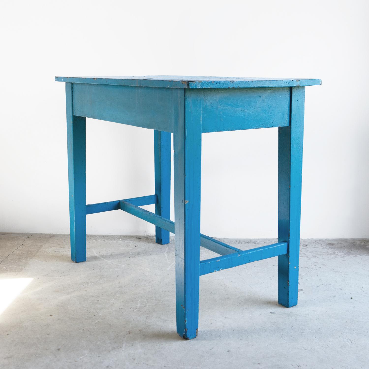 Ancienne table d'appoint/bureau française en pin peint en bleu, début du 20ème siècle en vente 4