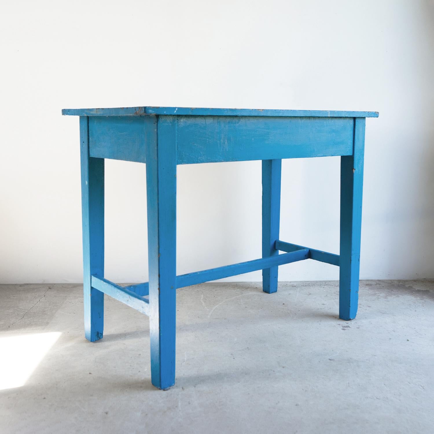 Ancienne table d'appoint/bureau française en pin peint en bleu, début du 20ème siècle en vente 5