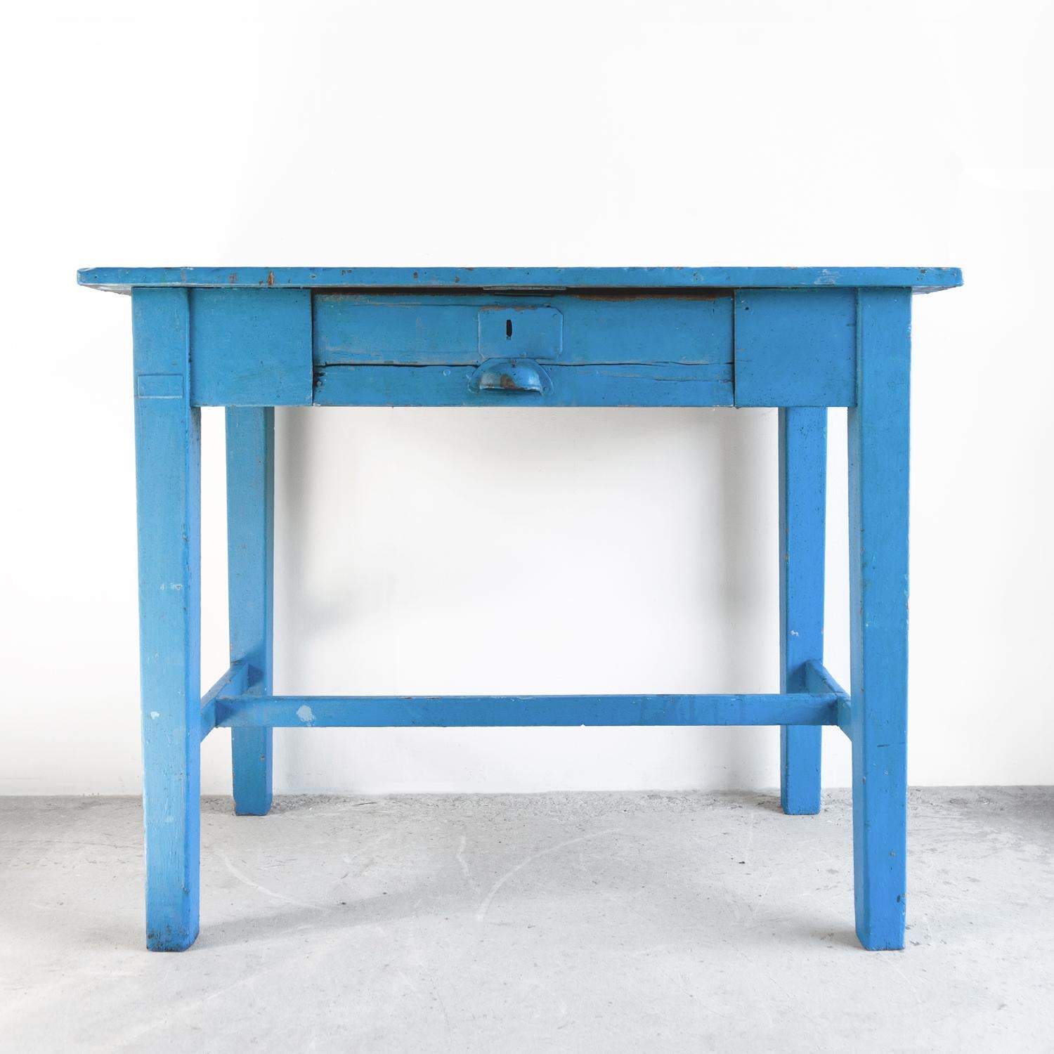 TABLE VINTAGE AVEC TIROIR

Silhouette assez massive avec des pieds fuselés carrés réunis par une entretoise en H et un tiroir central doté d'une poignée en forme de coupelle en laiton.

Couches de peinture ancienne, la couche supérieure étant d'un