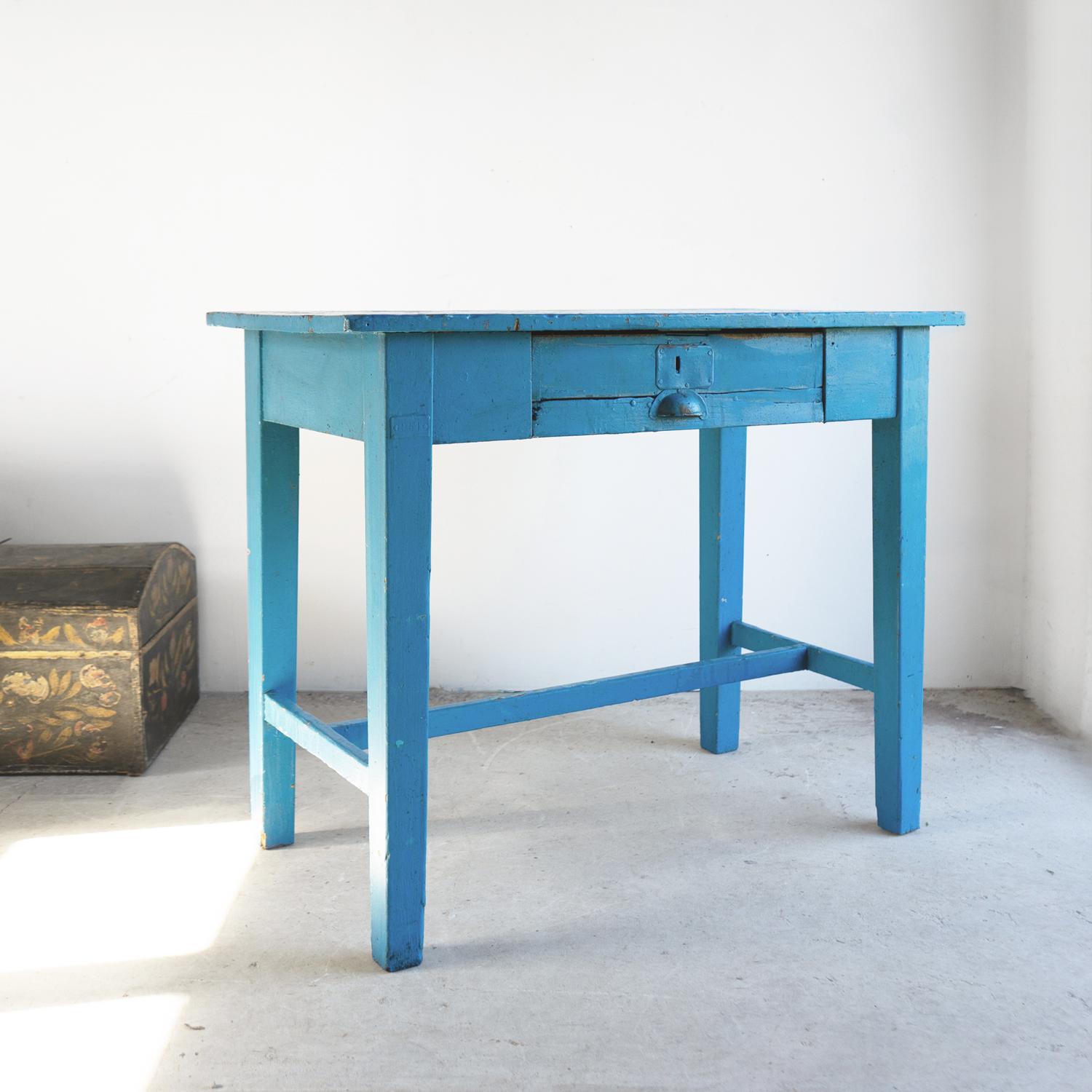 Français Ancienne table d'appoint/bureau française en pin peint en bleu, début du 20ème siècle en vente