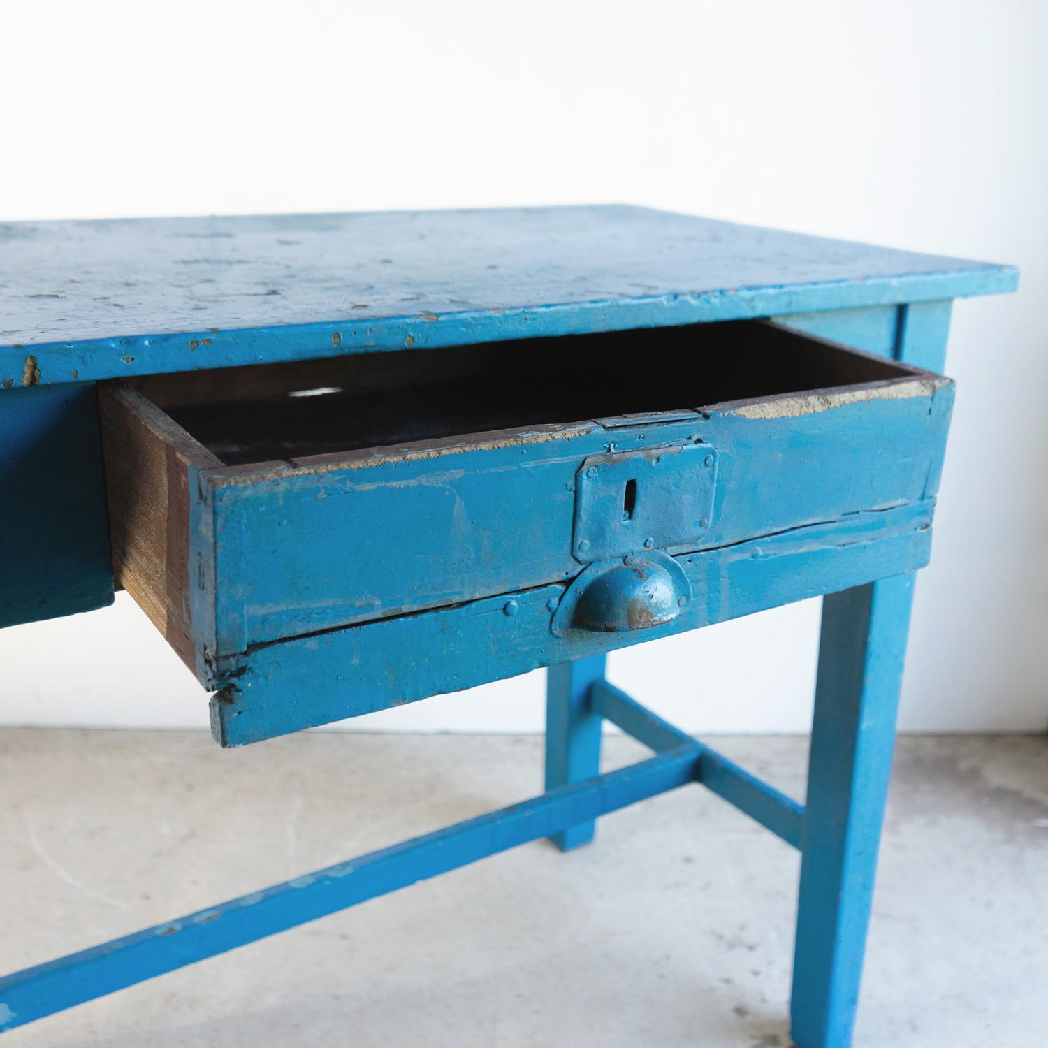 Fait main Ancienne table d'appoint/bureau française en pin peint en bleu, début du 20ème siècle en vente