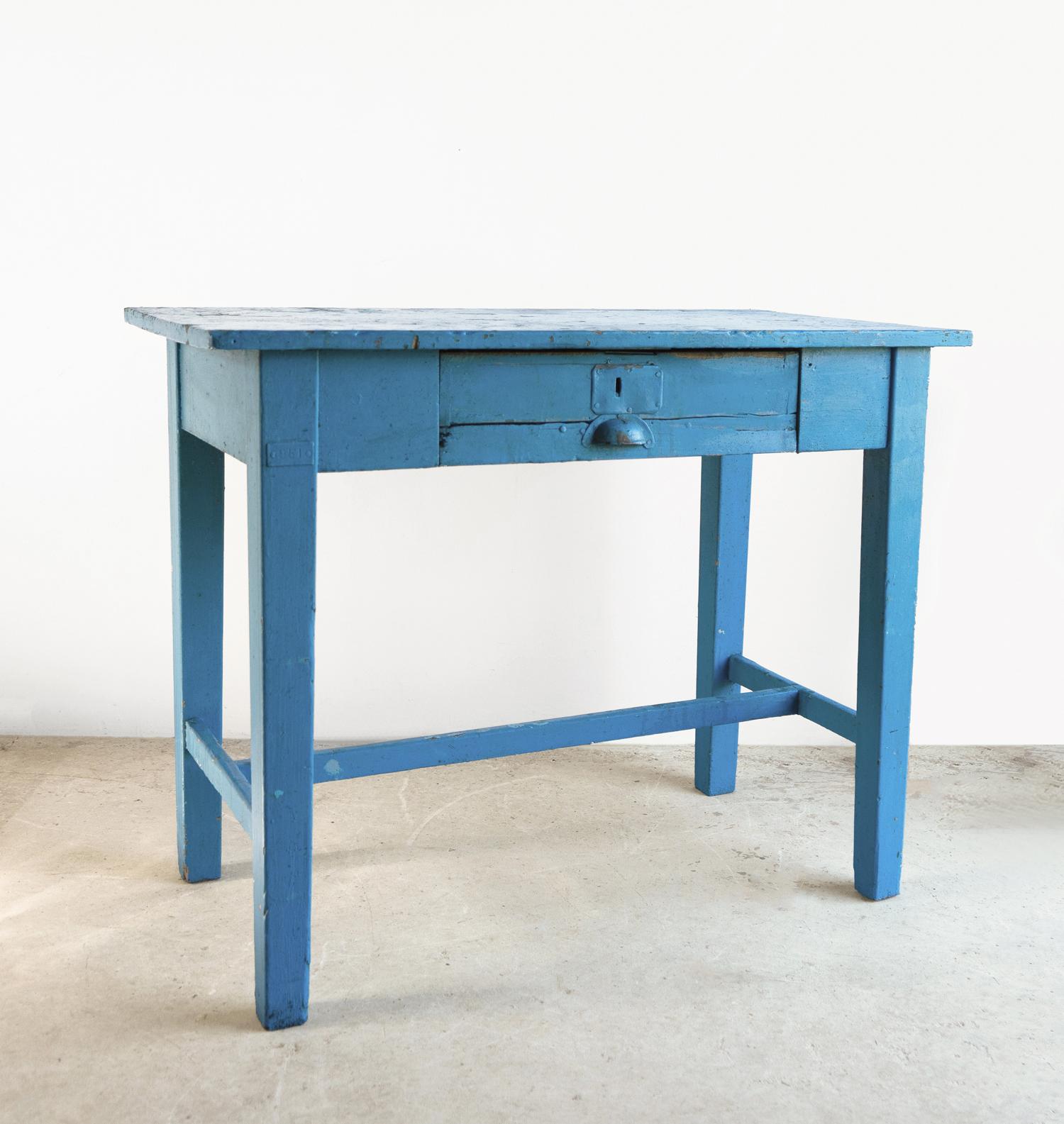 Ancienne table d'appoint/bureau française en pin peint en bleu, début du 20ème siècle Bon état - En vente à Bristol, GB