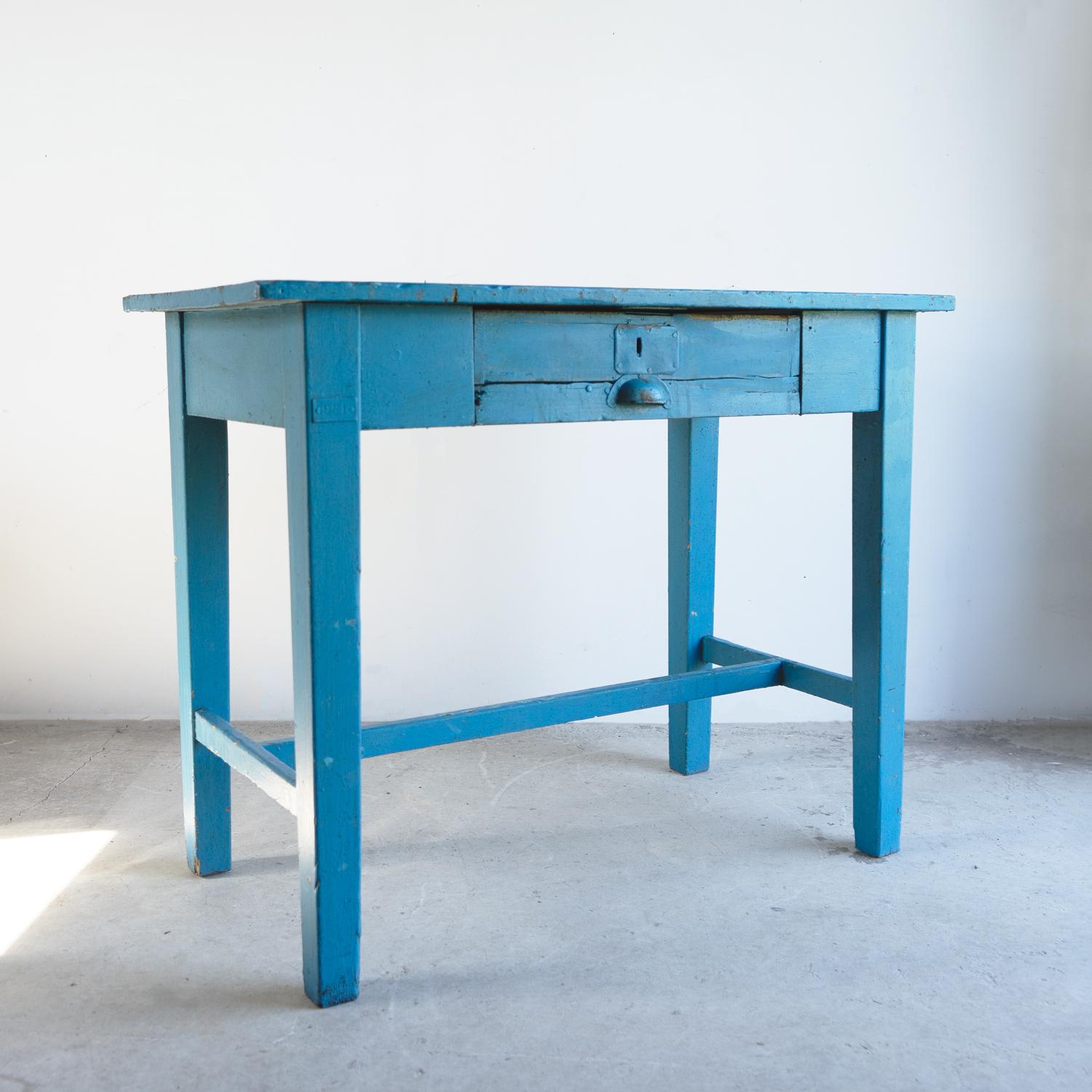 20ième siècle Ancienne table d'appoint/bureau française en pin peint en bleu, début du 20ème siècle en vente