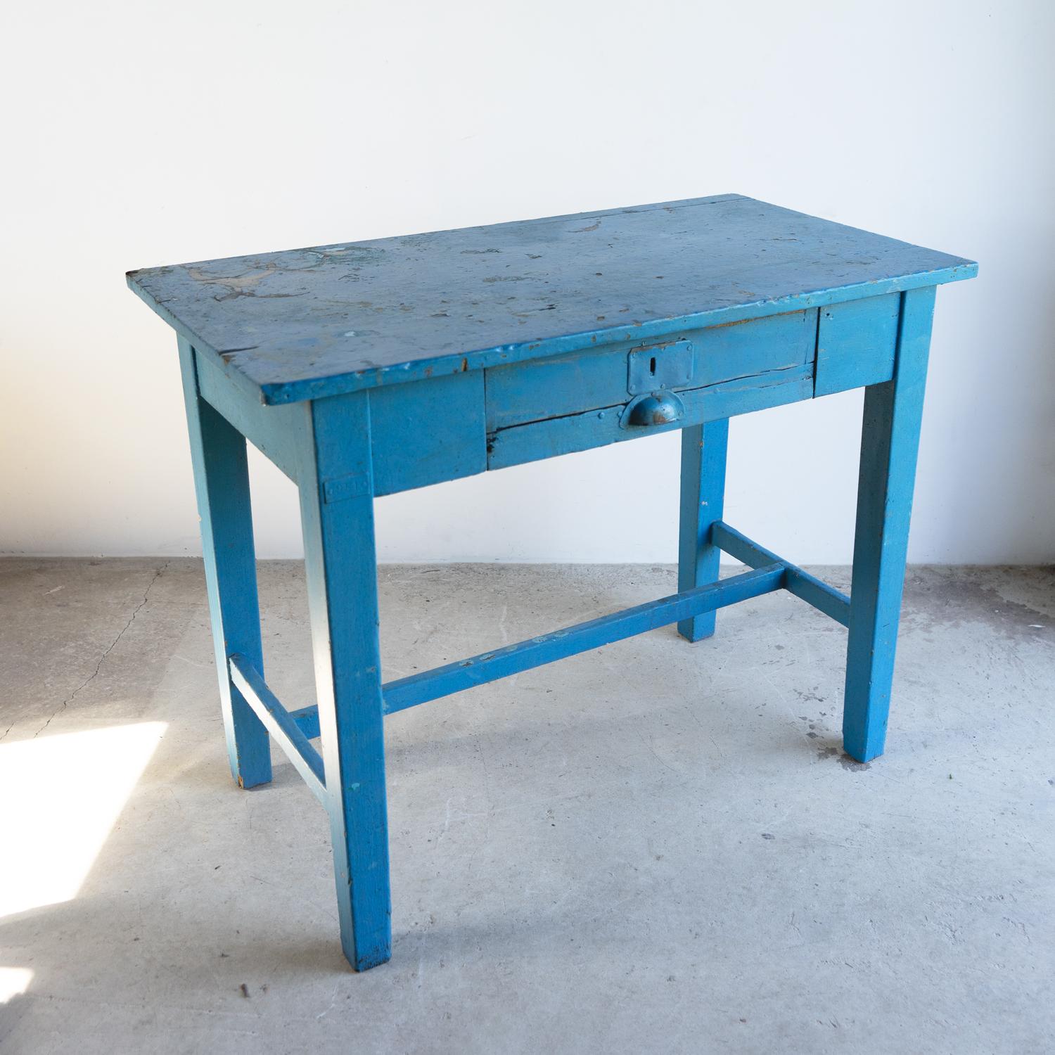 Laiton Ancienne table d'appoint/bureau française en pin peint en bleu, début du 20ème siècle en vente