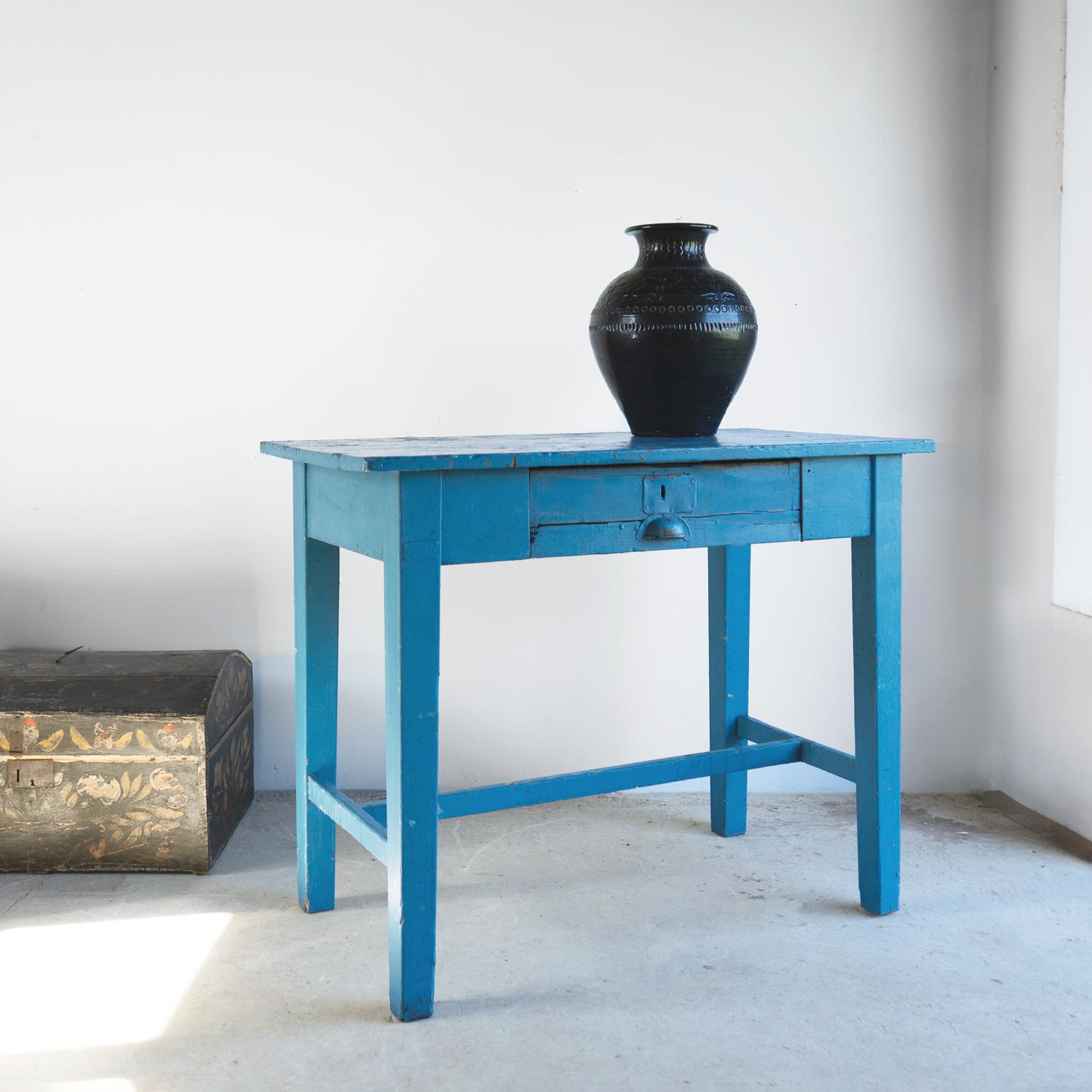 Ancienne table d'appoint/bureau française en pin peint en bleu, début du 20ème siècle en vente 1