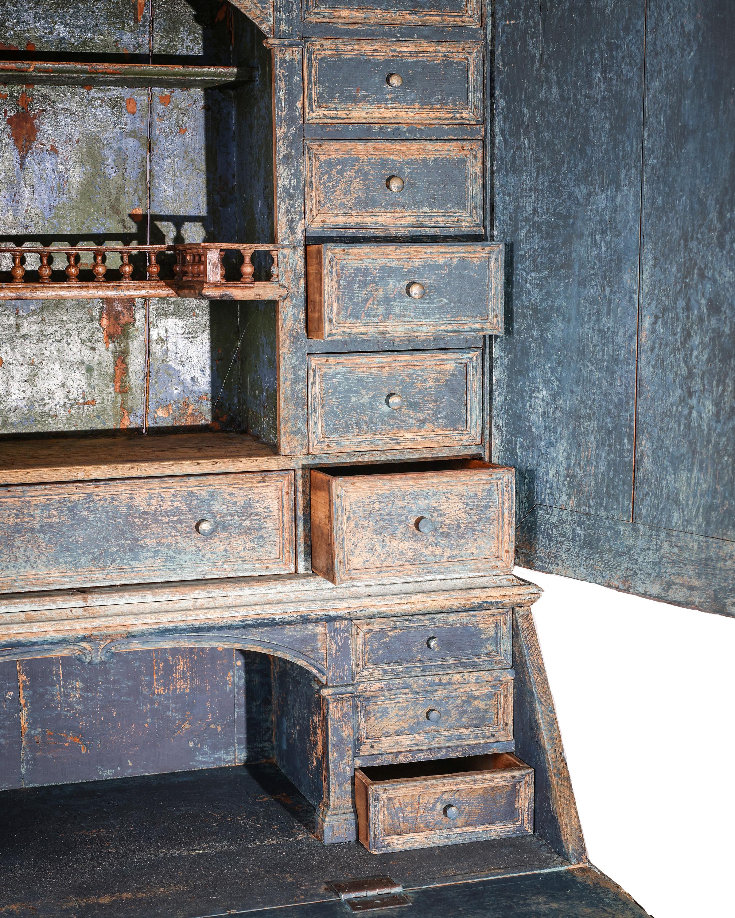 Secrétaire français ancien de style « Commode de Scriban » peint en bleu Bon état à Round Top, TX