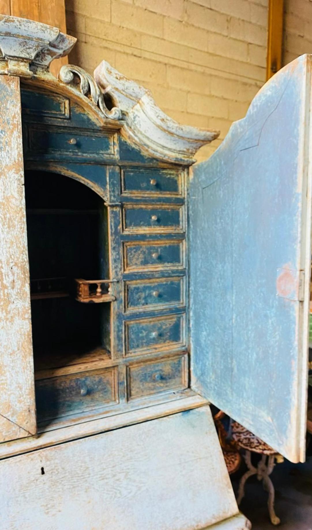 Secrétaire français ancien de style « Commode de Scriban » peint en bleu 1