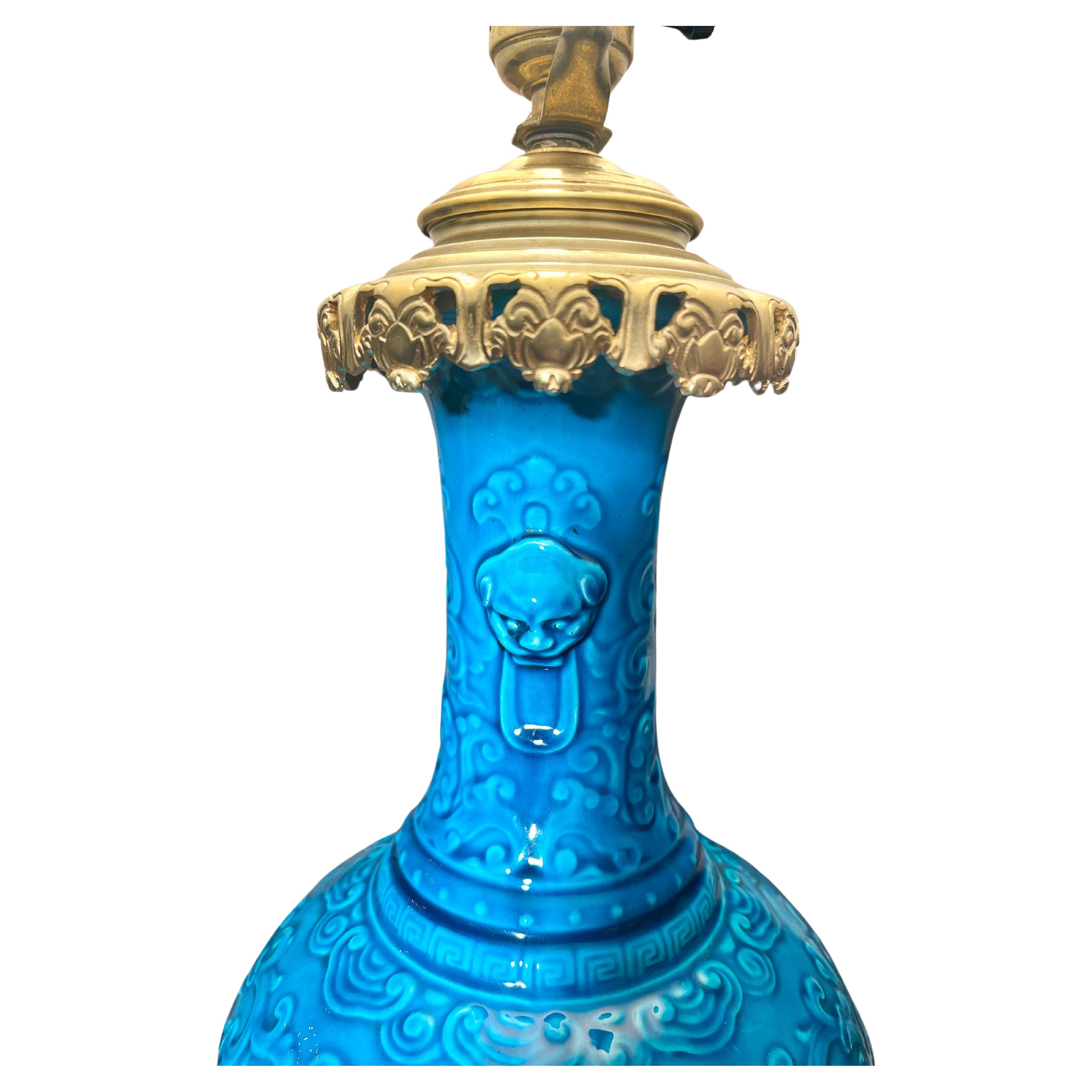 Antike französische blaue Porzellanlampe mit Goldbronze-Beschlägen, um 1885-1890. (Französisch) im Angebot