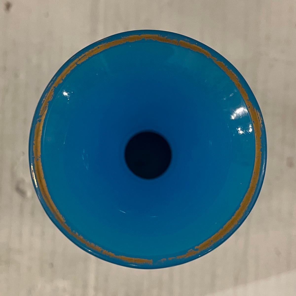 Vers 1920, vase français en verre opalin avec détails dorés.

Mesures :
Hauteur : 8.5