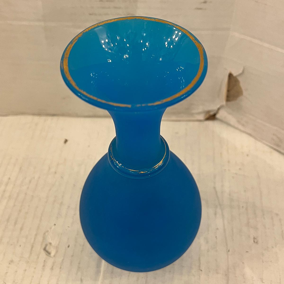 Français Vase bleu français ancien en vente