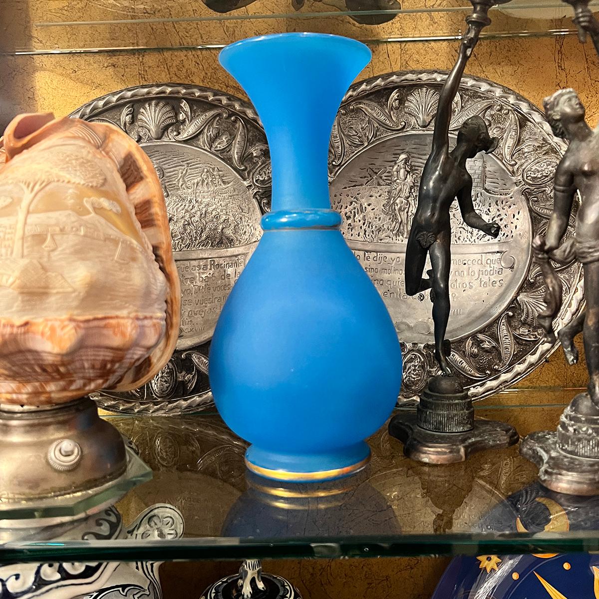 Vase bleu français ancien Bon état - En vente à New York, NY