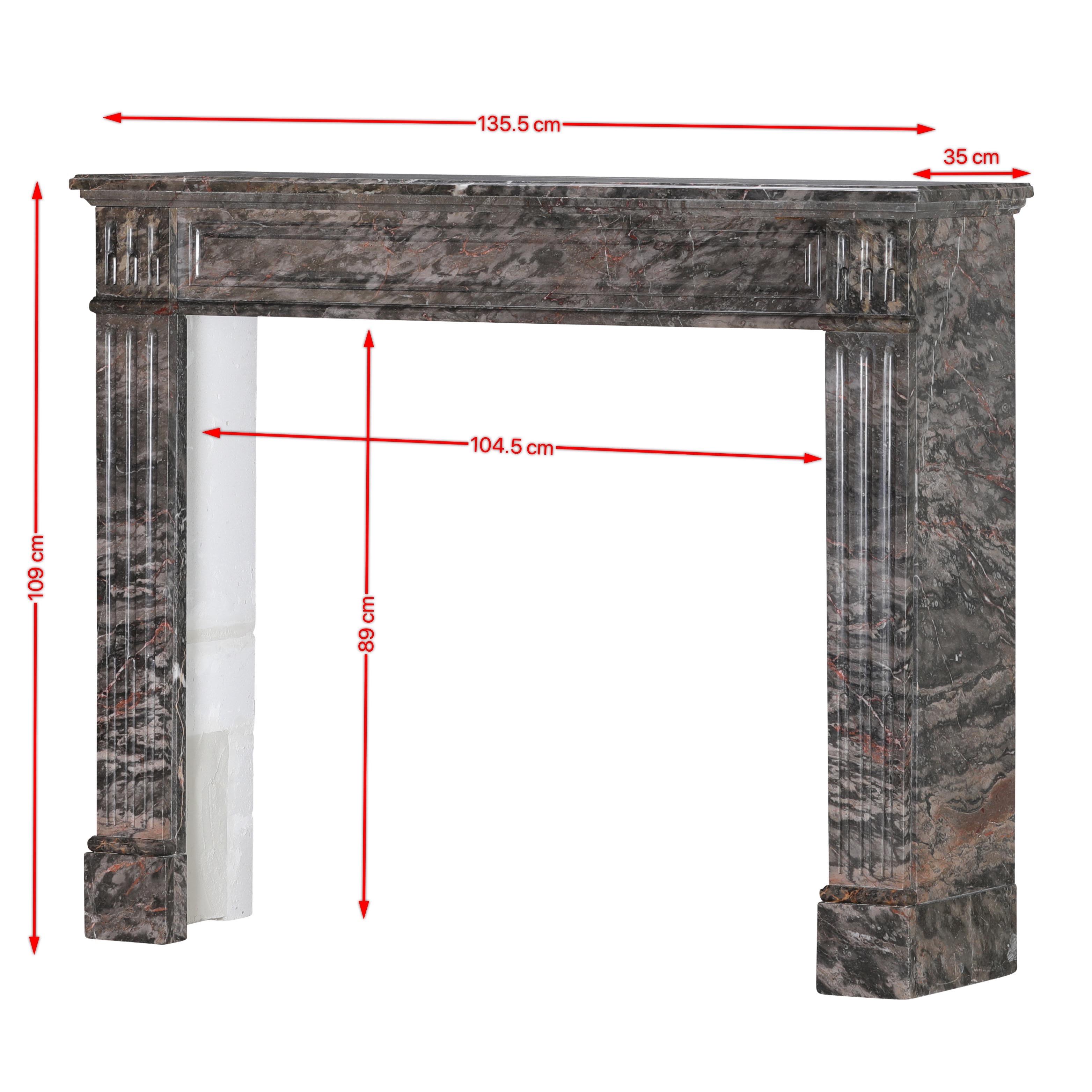 Este auténtico marco de chimenea francés del siglo XIX está fabricado con el raro mármol Bois Jourdan, el mismo mármol distinguido que en su día se eligió para el Buffet de la Gare de Saint-Lazare de París y el Teatro de Nueva York.
Hoy en día,