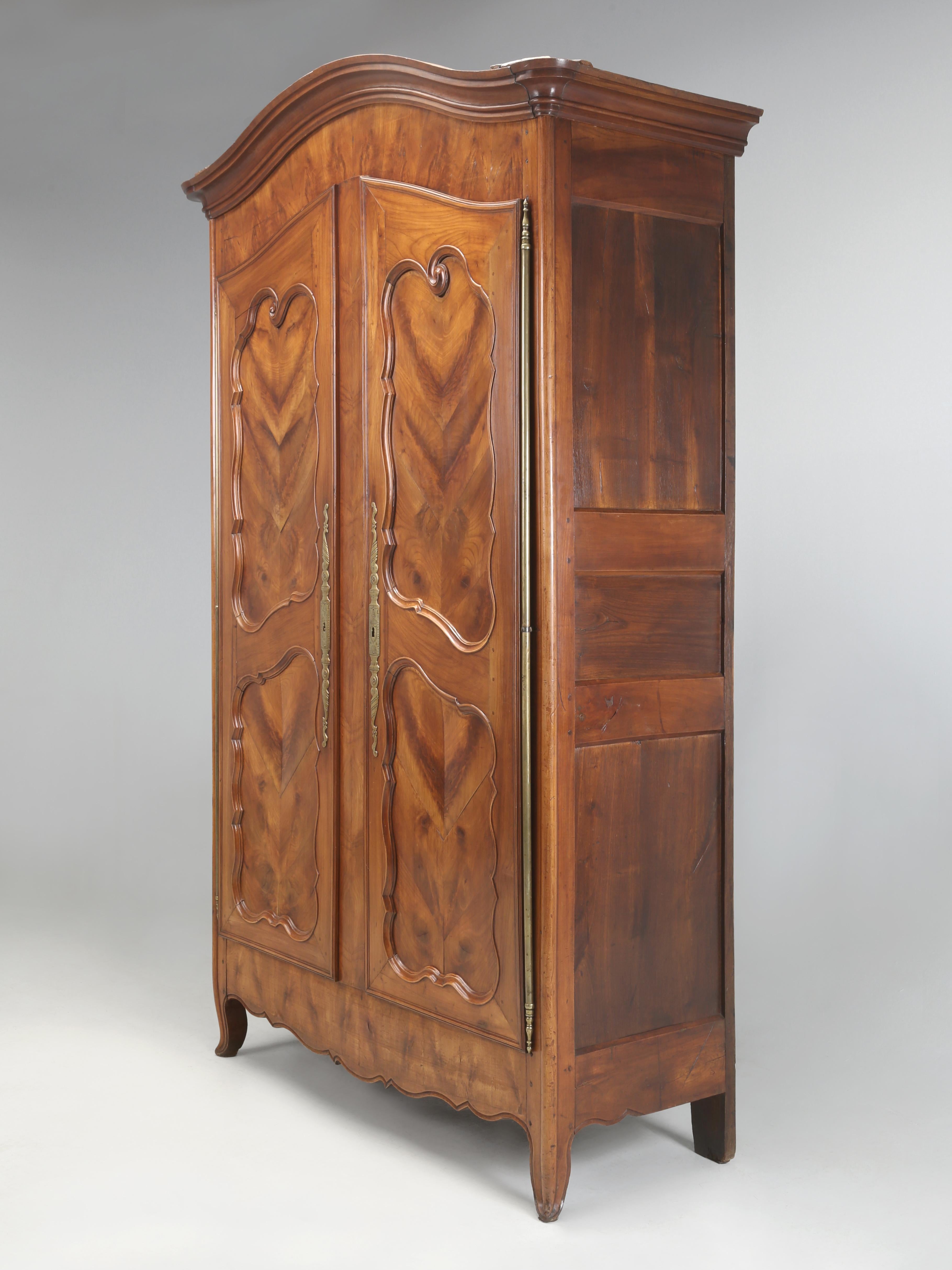 Armoire française ancienne en merisier à chevrons et motif d'huître, c1800 en vente 2
