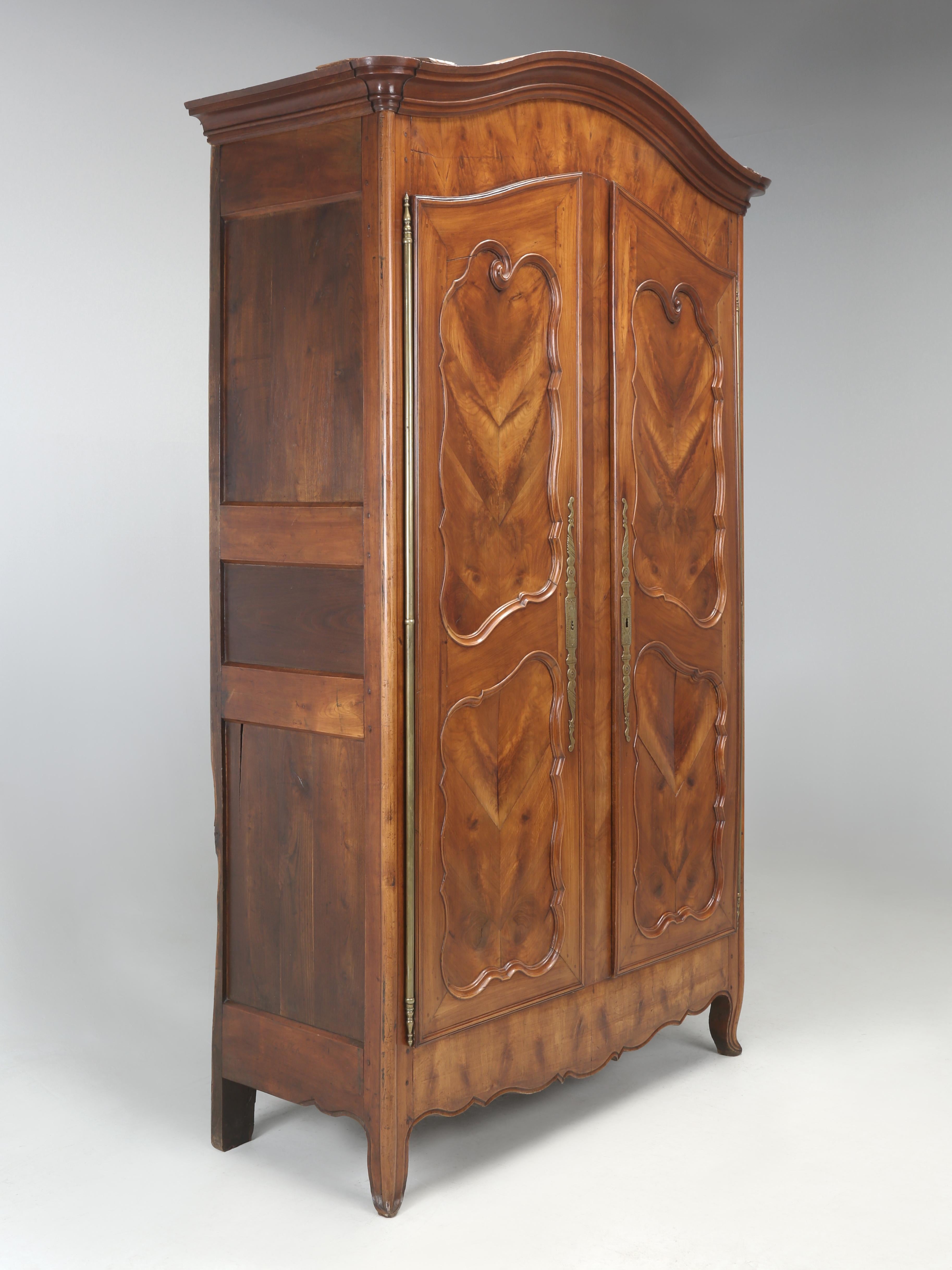 Armoire française ancienne en merisier à chevrons et motif d'huître, c1800 en vente 3
