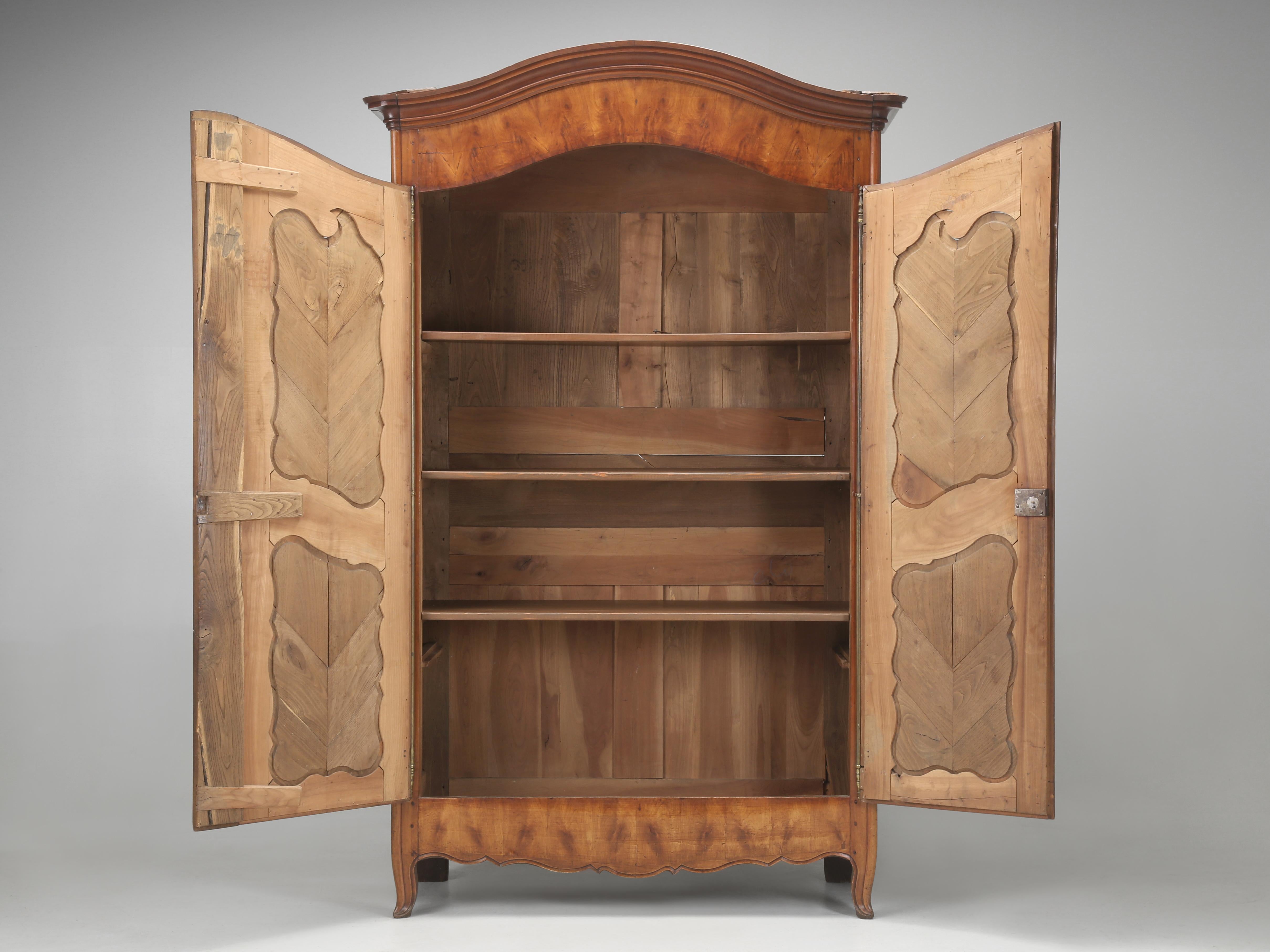 Armoire française ancienne en merisier à chevrons et motif d'huître, c1800 en vente 5
