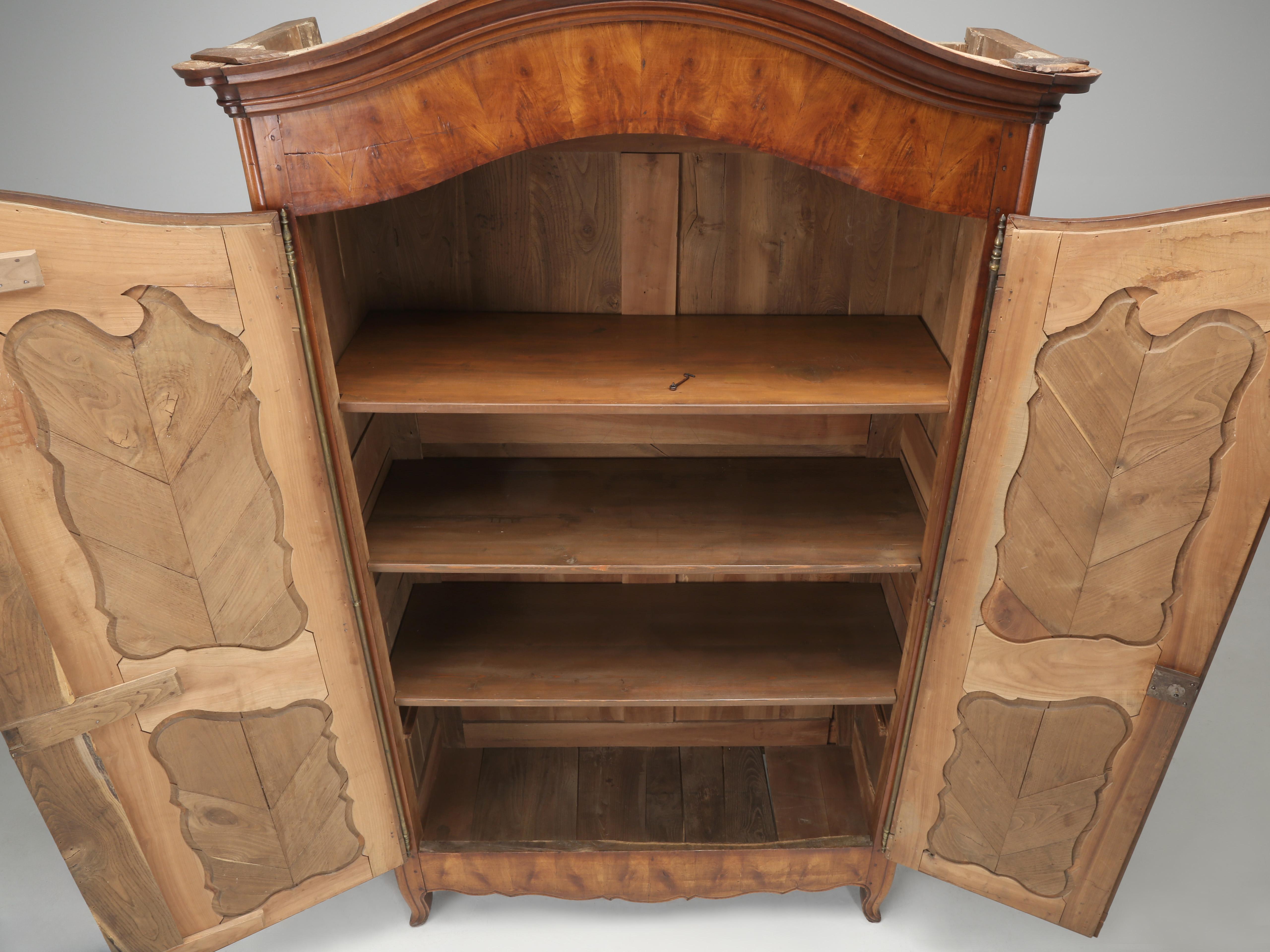 Armoire française ancienne en merisier à chevrons et motif d'huître, c1800 en vente 6