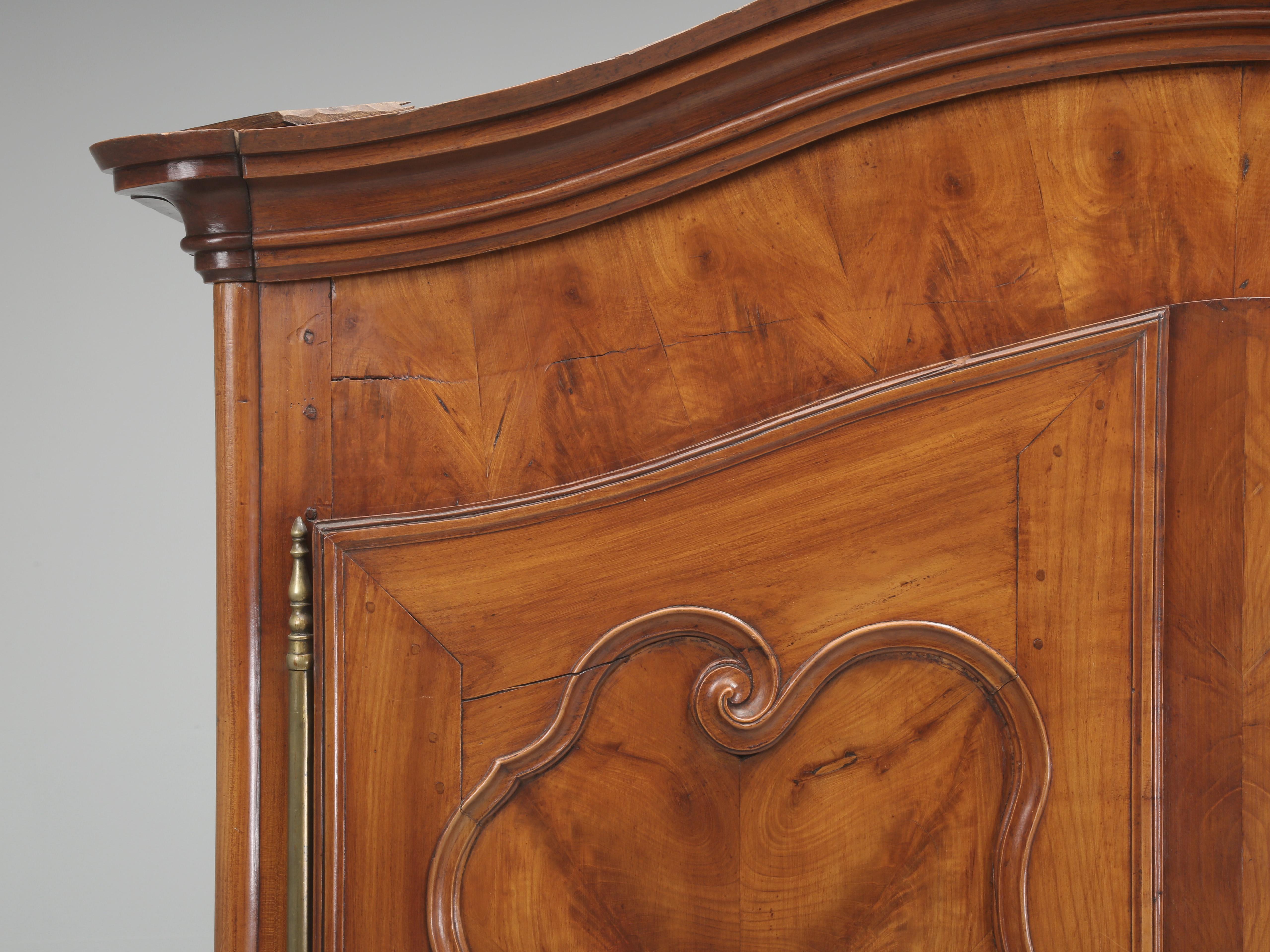 Armoire ancienne à bonnet en merisier à motifs de chevrons et d'huîtres début 1800
Les Français qualifiaient cette armoire de 