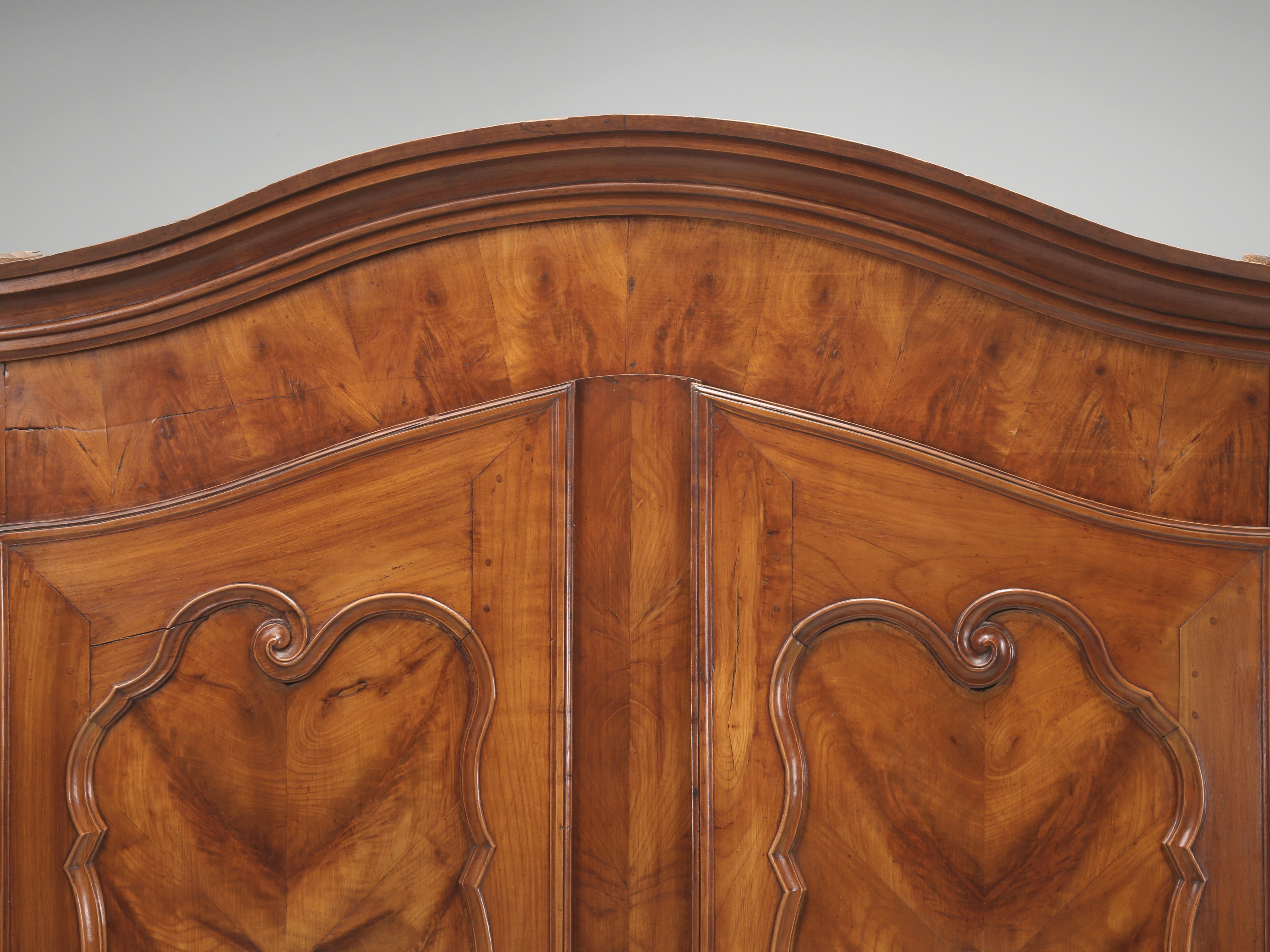 Louis XV Armoire française ancienne en merisier à chevrons et motif d'huître, c1800 en vente