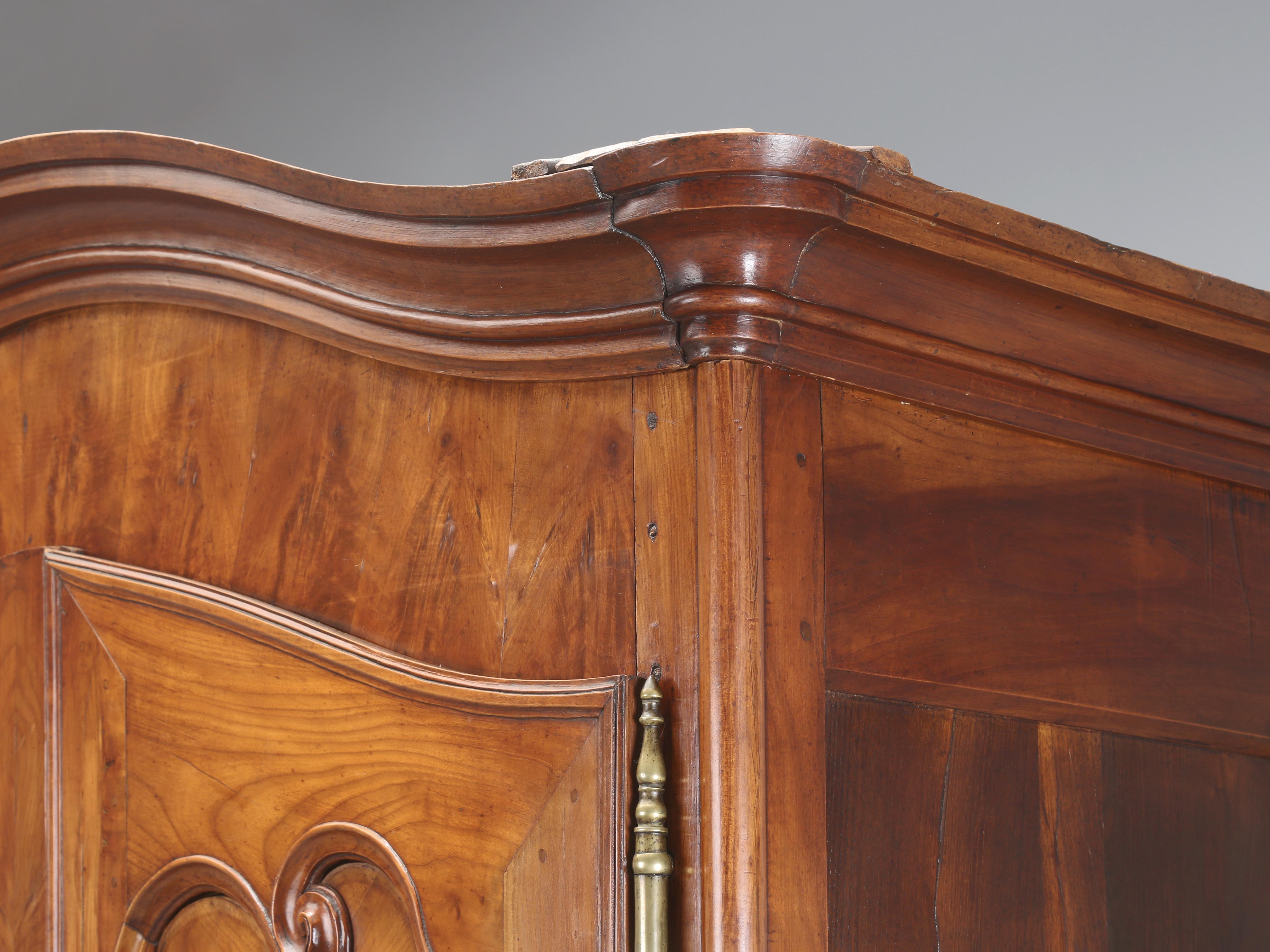 Français Armoire française ancienne en merisier à chevrons et motif d'huître, c1800 en vente