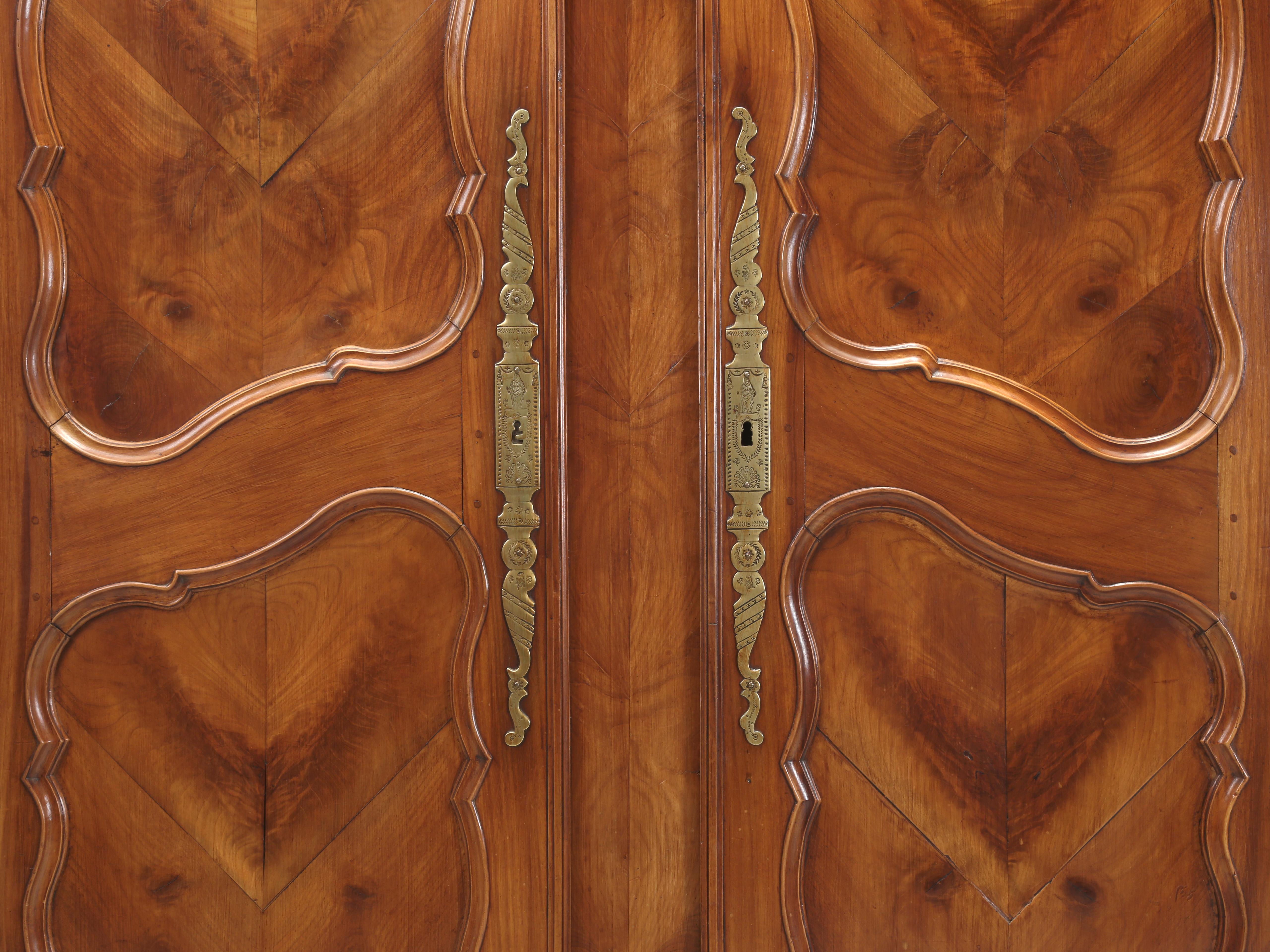 Sculpté à la main Armoire française ancienne en merisier à chevrons et motif d'huître, c1800 en vente