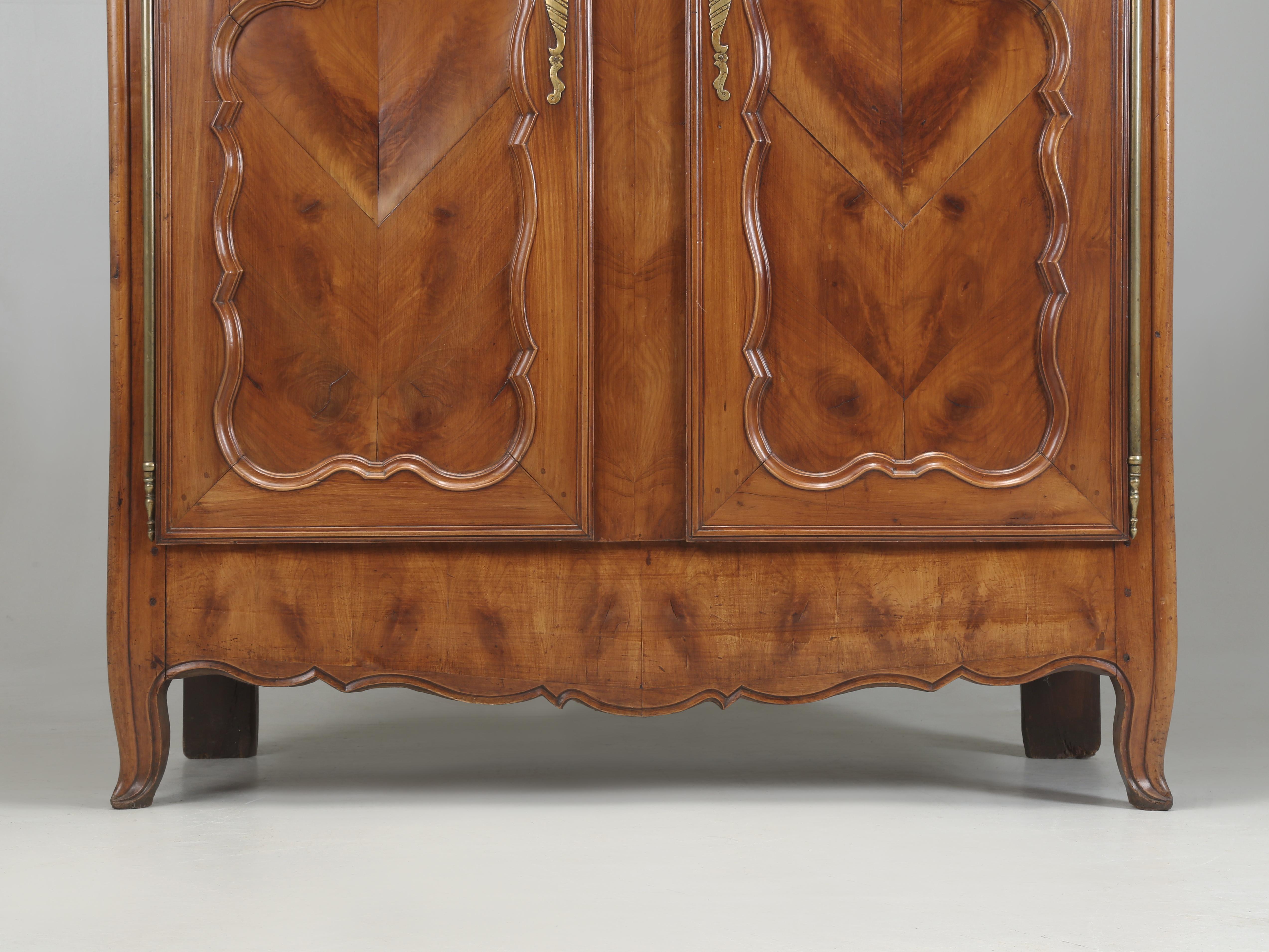 Armoire française ancienne en merisier à chevrons et motif d'huître, c1800 Bon état - En vente à Chicago, IL