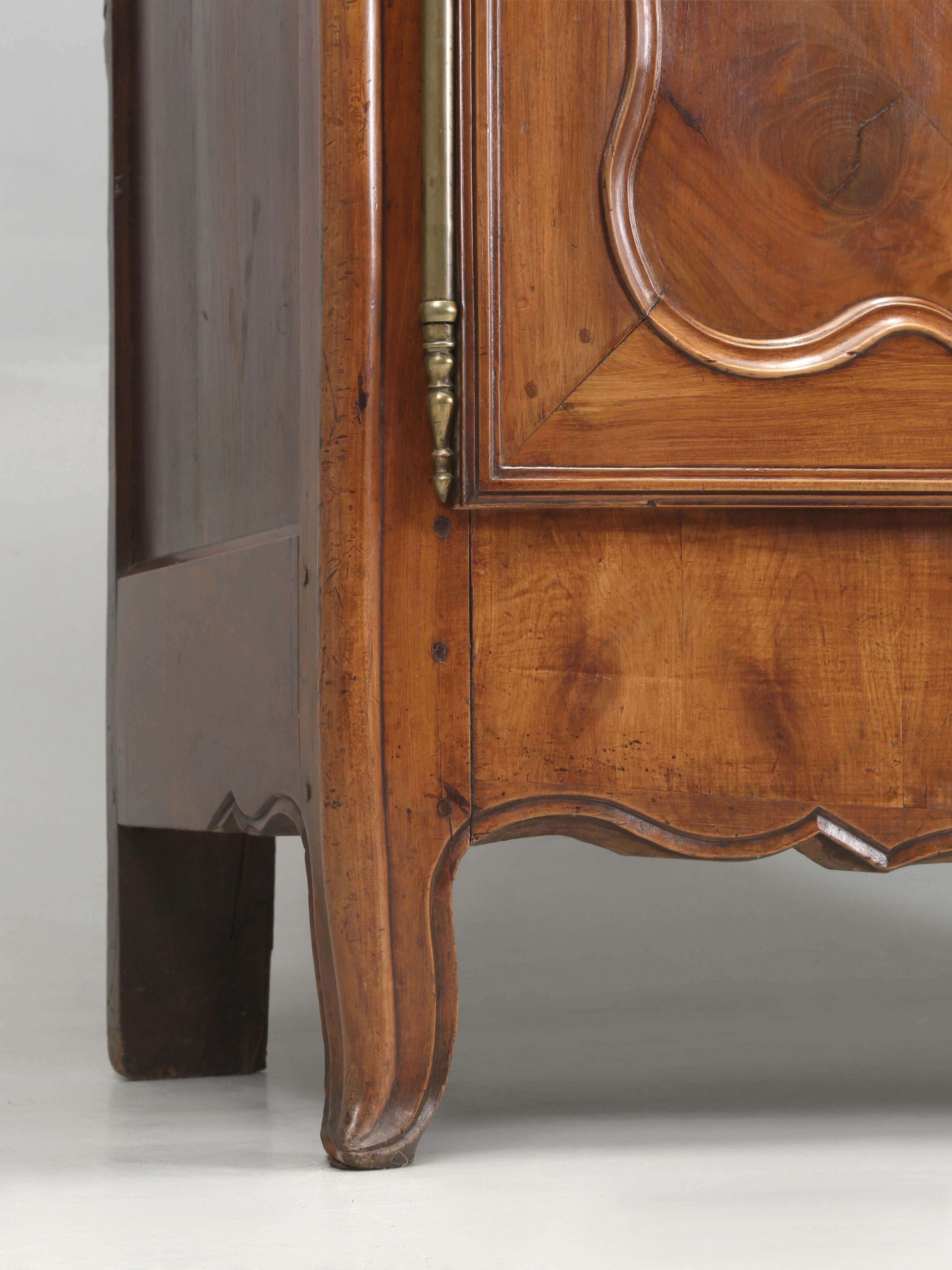 Début du XIXe siècle Armoire française ancienne en merisier à chevrons et motif d'huître, c1800 en vente