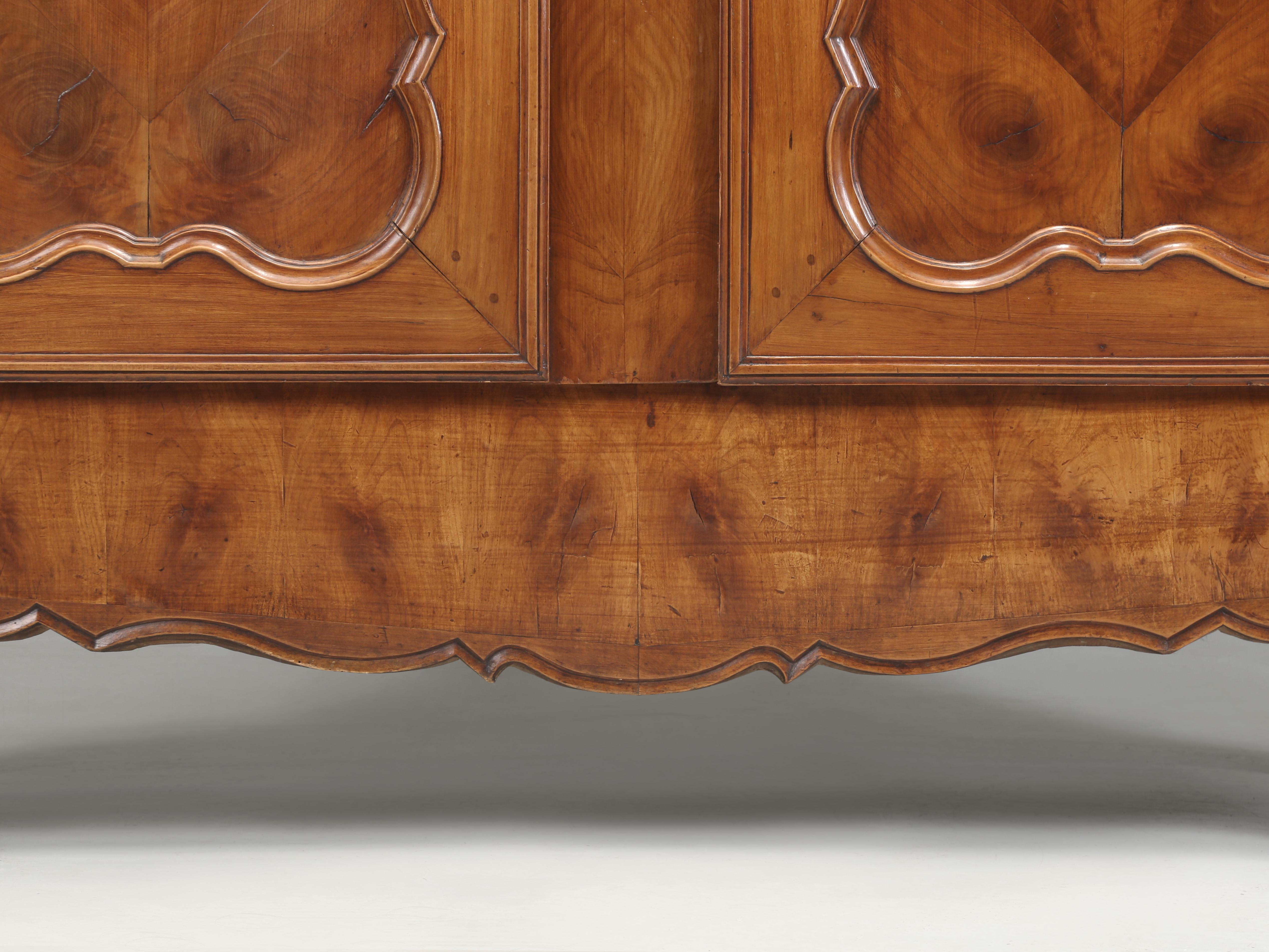 Laiton Armoire française ancienne en merisier à chevrons et motif d'huître, c1800 en vente