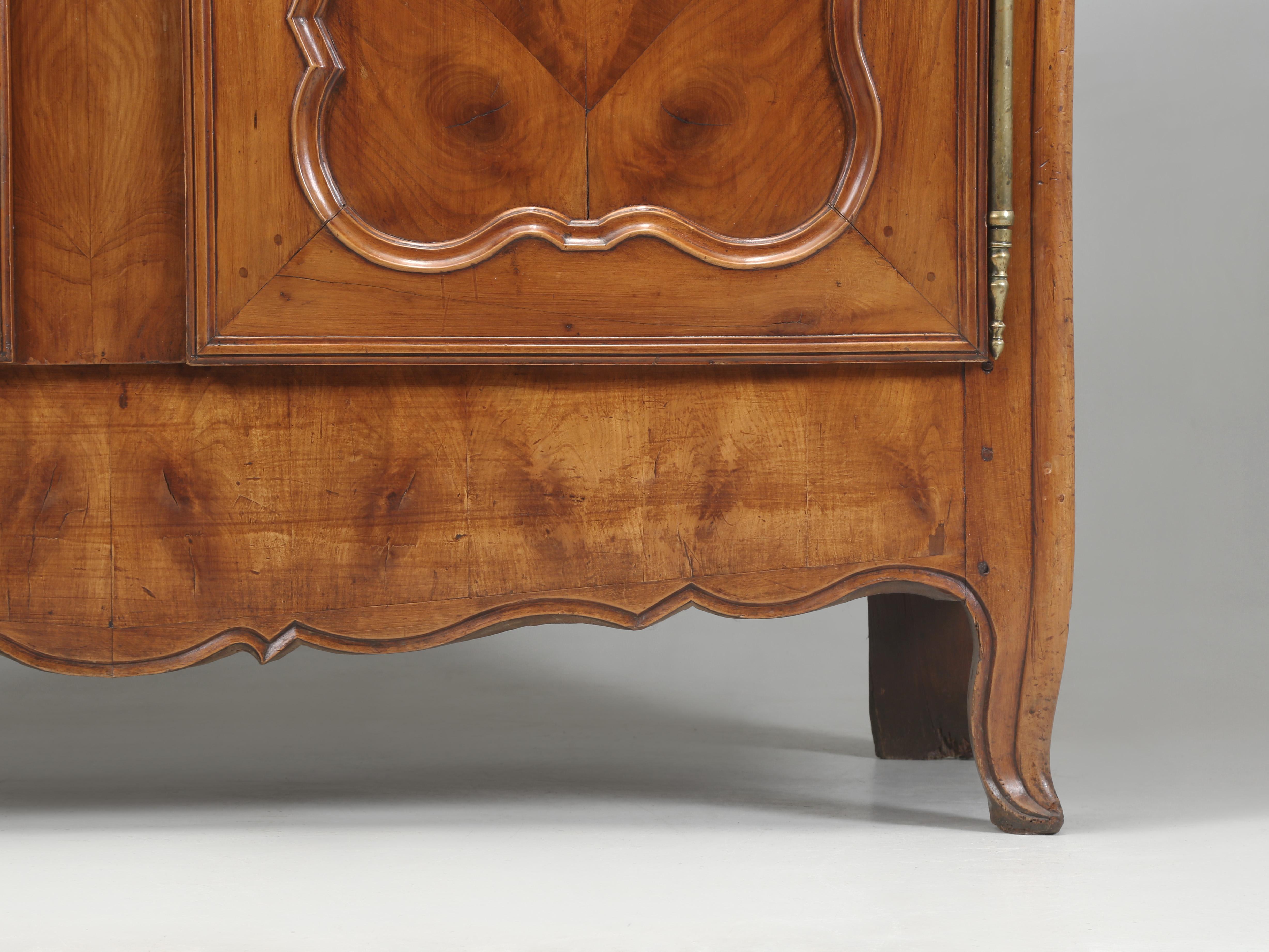 Armoire française ancienne en merisier à chevrons et motif d'huître, c1800 en vente 1