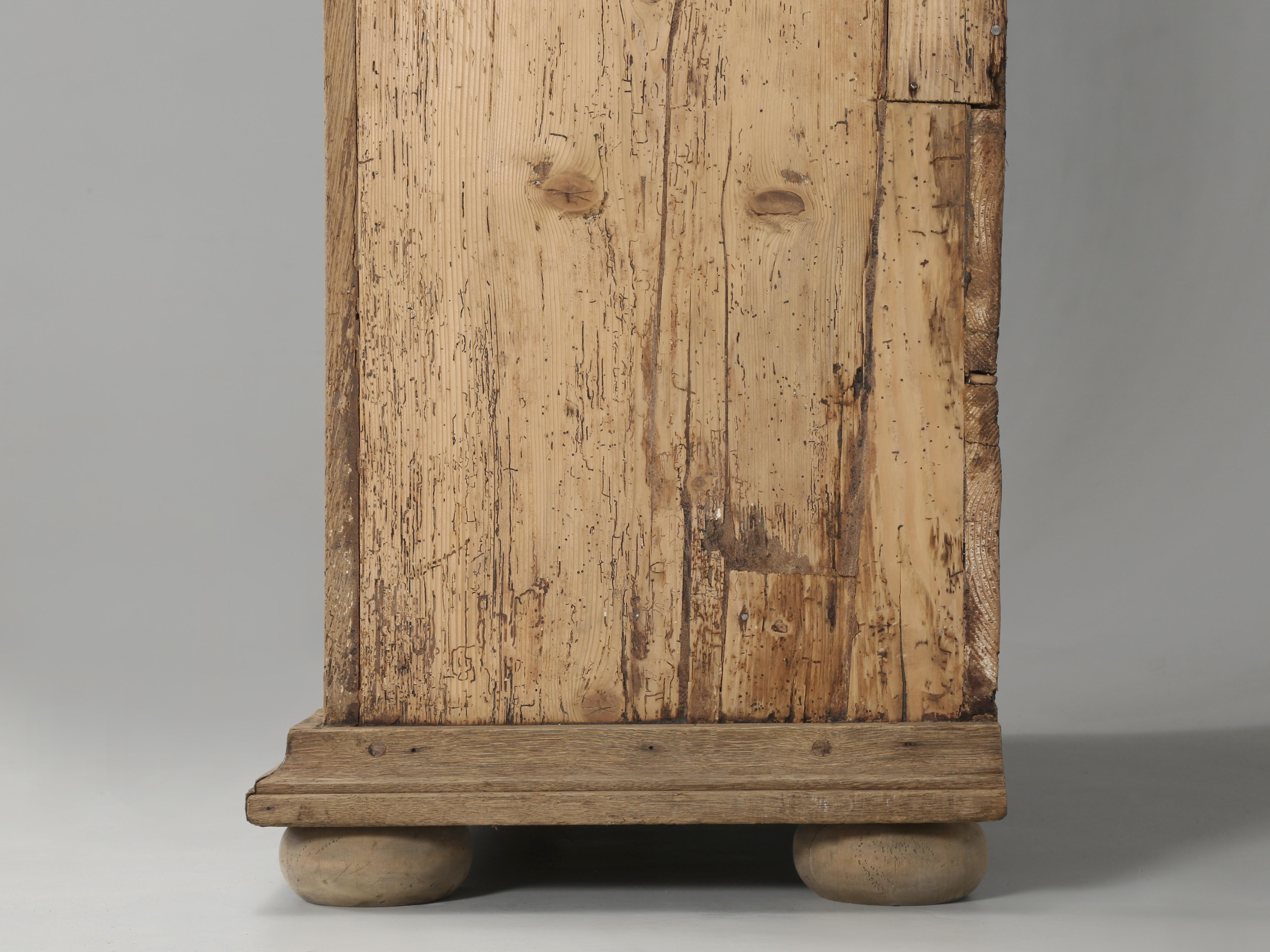 Ancienne armoire française Bonnetière à une porte en chêne lavé naturel, C1700's 1