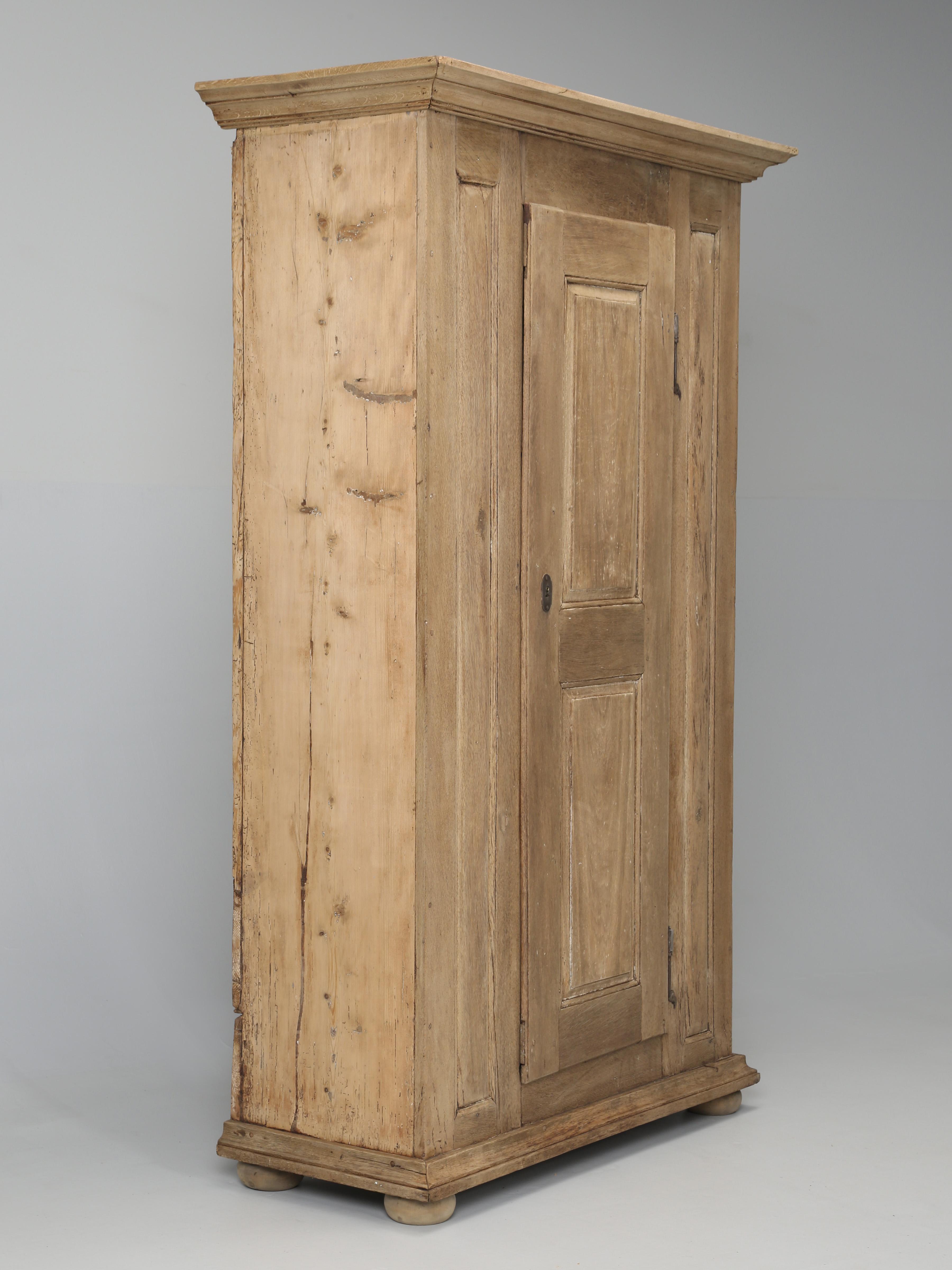 Ancienne armoire française Bonnetière à une porte en chêne lavé naturel, C1700's 2