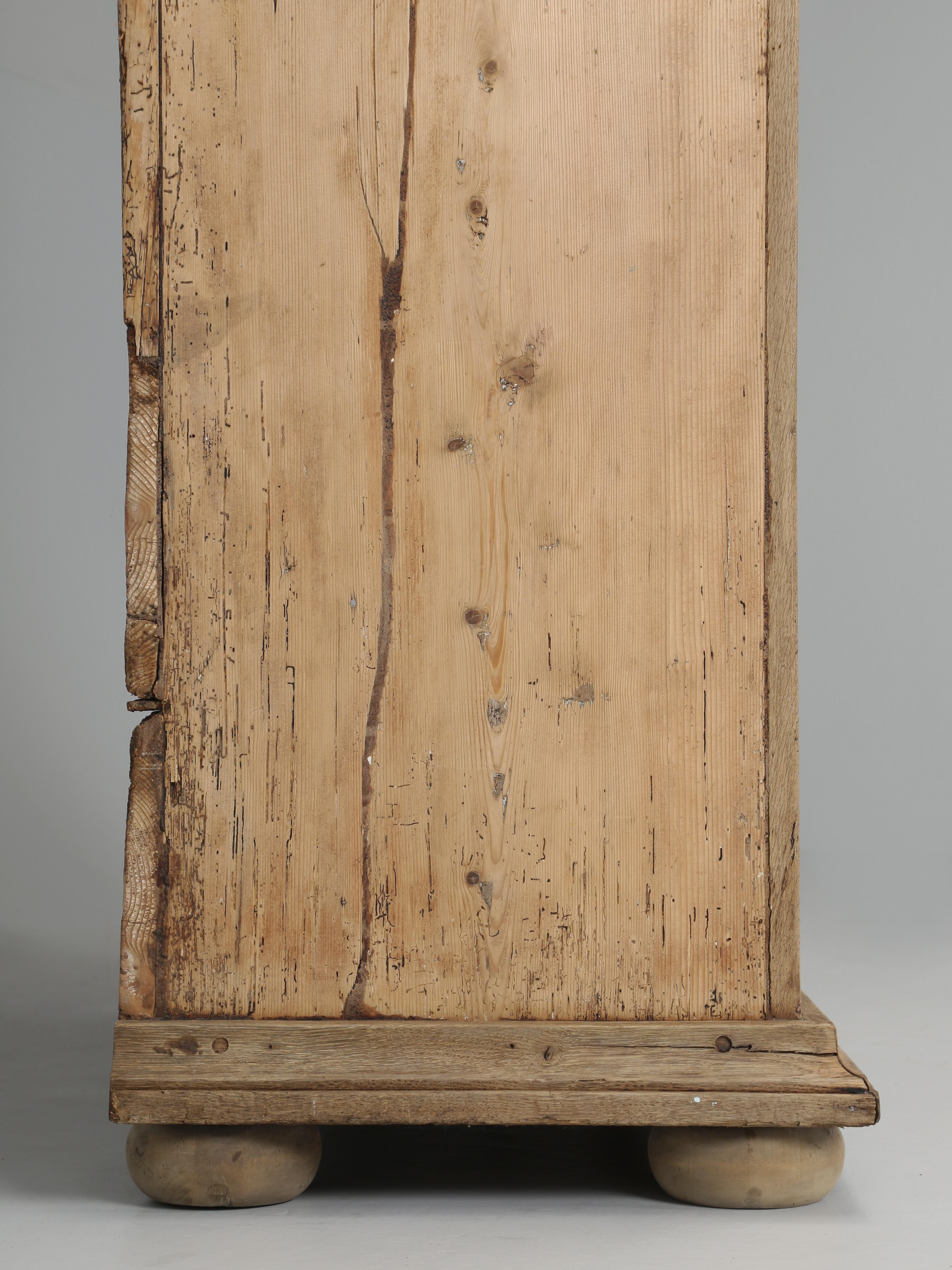 Ancienne armoire française Bonnetière à une porte en chêne lavé naturel, C1700's 4