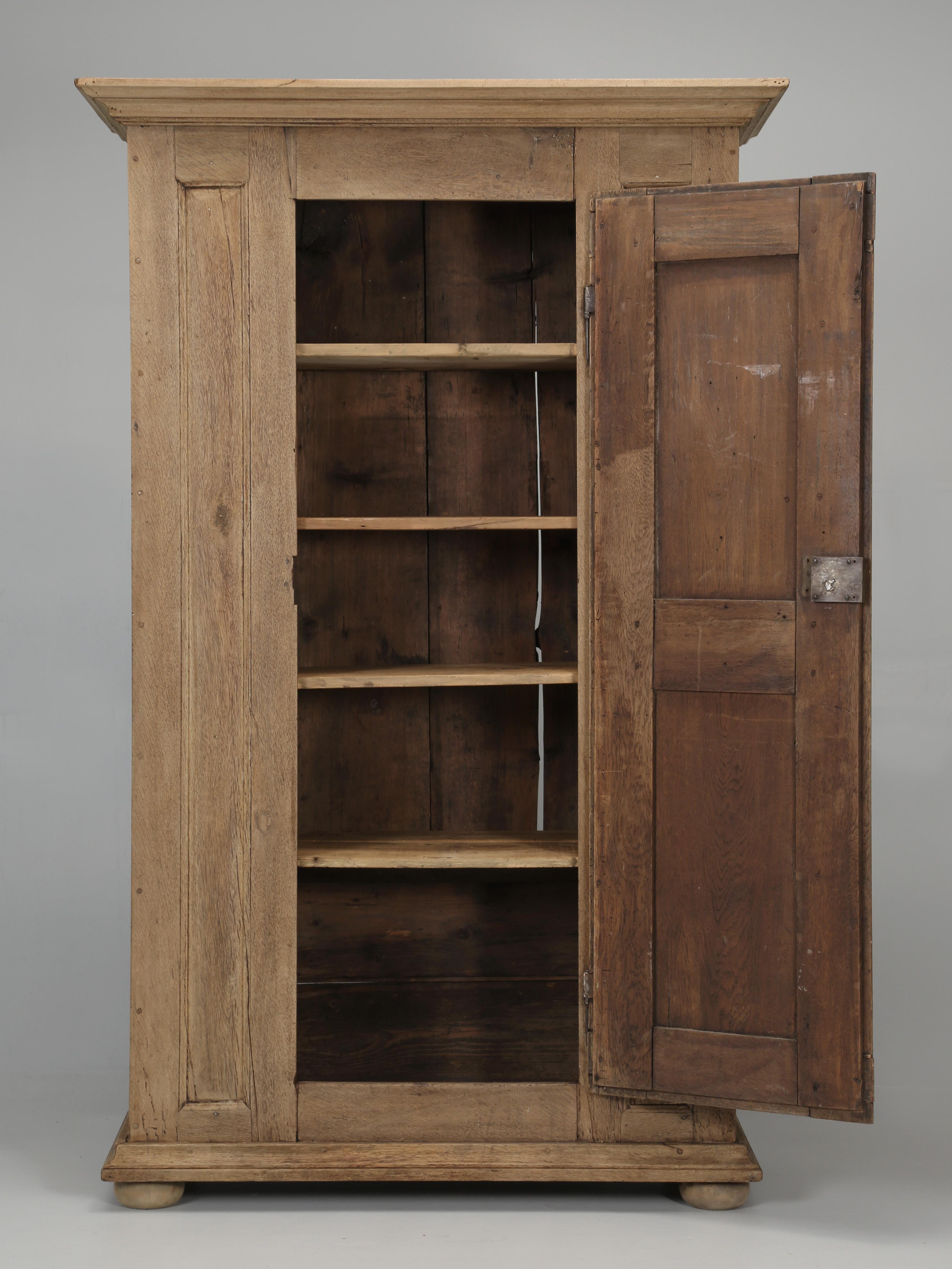 Ancienne armoire française Bonnetière à une porte en chêne lavé naturel, C1700's 5