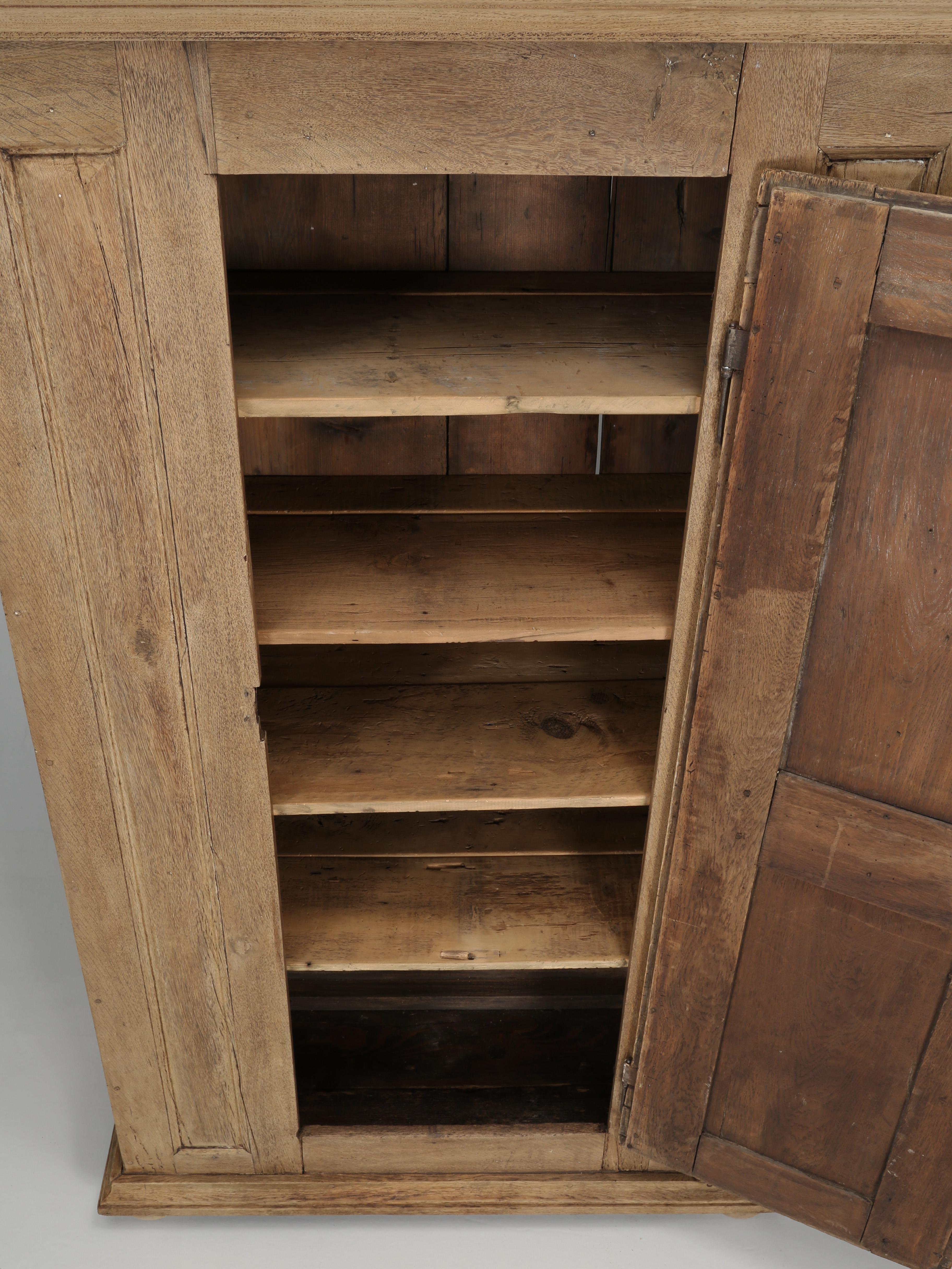 Ancienne armoire française Bonnetière à une porte en chêne lavé naturel, C1700's 6