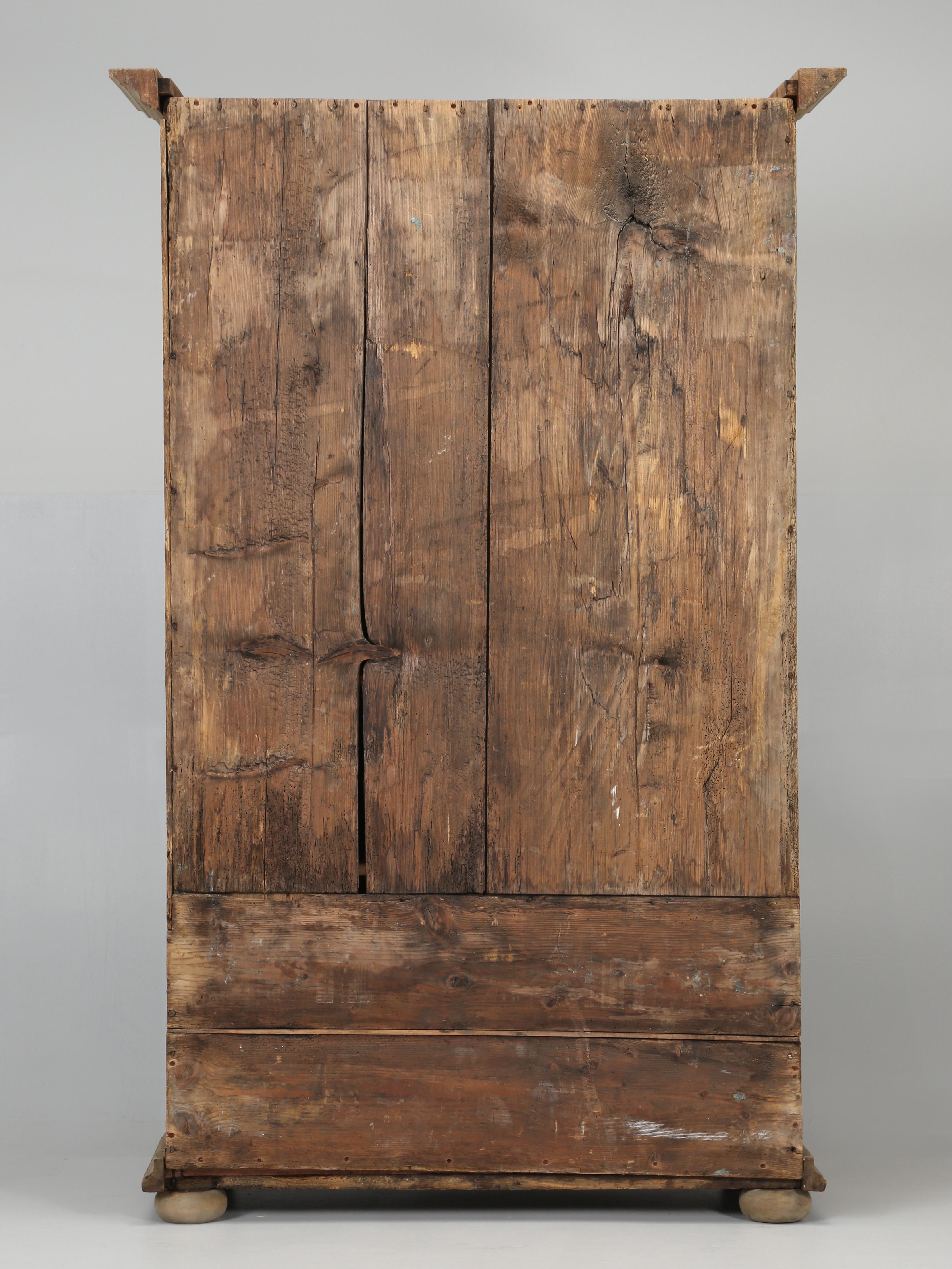 Ancienne armoire française Bonnetière à une porte en chêne lavé naturel, C1700's 7