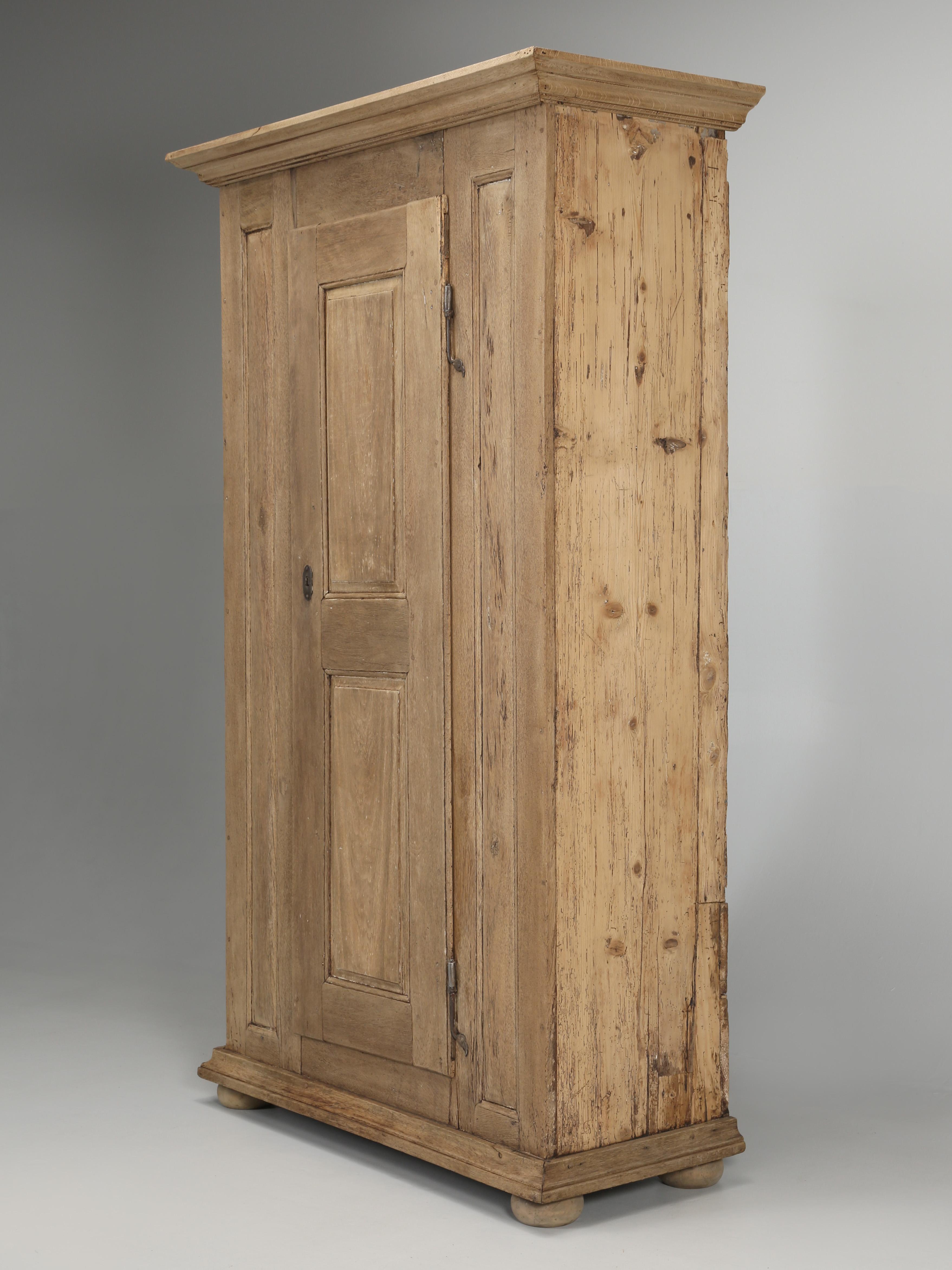 Fin du XVIIIe siècle Ancienne armoire française Bonnetière à une porte en chêne lavé naturel, C1700's
