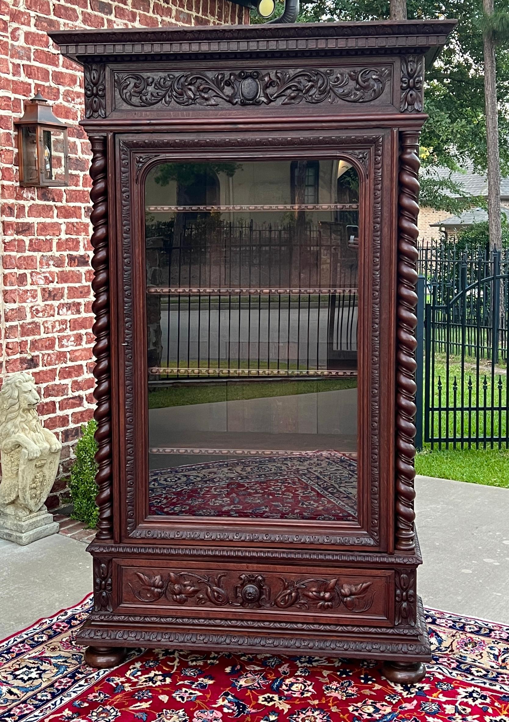  HANDSOME 19th Century Antique French Oak Renaissance Revival Barley Twist Bookcase   Display Cabinet ~~    c. 1890s  

This piece is a DECORATOR'S DREAM! PERFECT for displaying your favorite antique books and collectibles!

Exquisitely carved sides