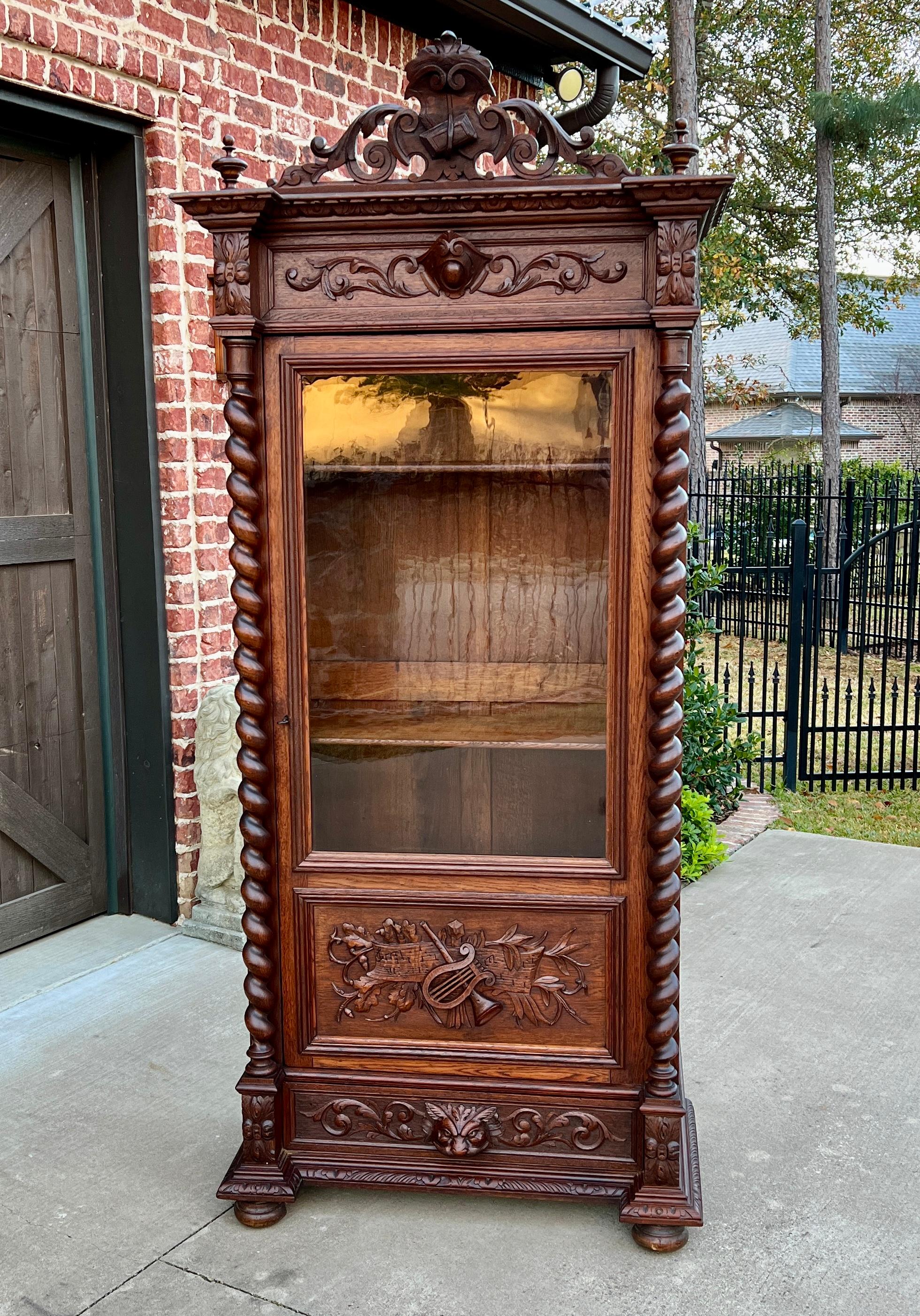     EXCEPTIONAL 19th Century Antique French Oak Renaissance Revival Barley Twist Bookcase, Display Cabinet or Scholar's Cabinet~~
    c. 1880s 

     