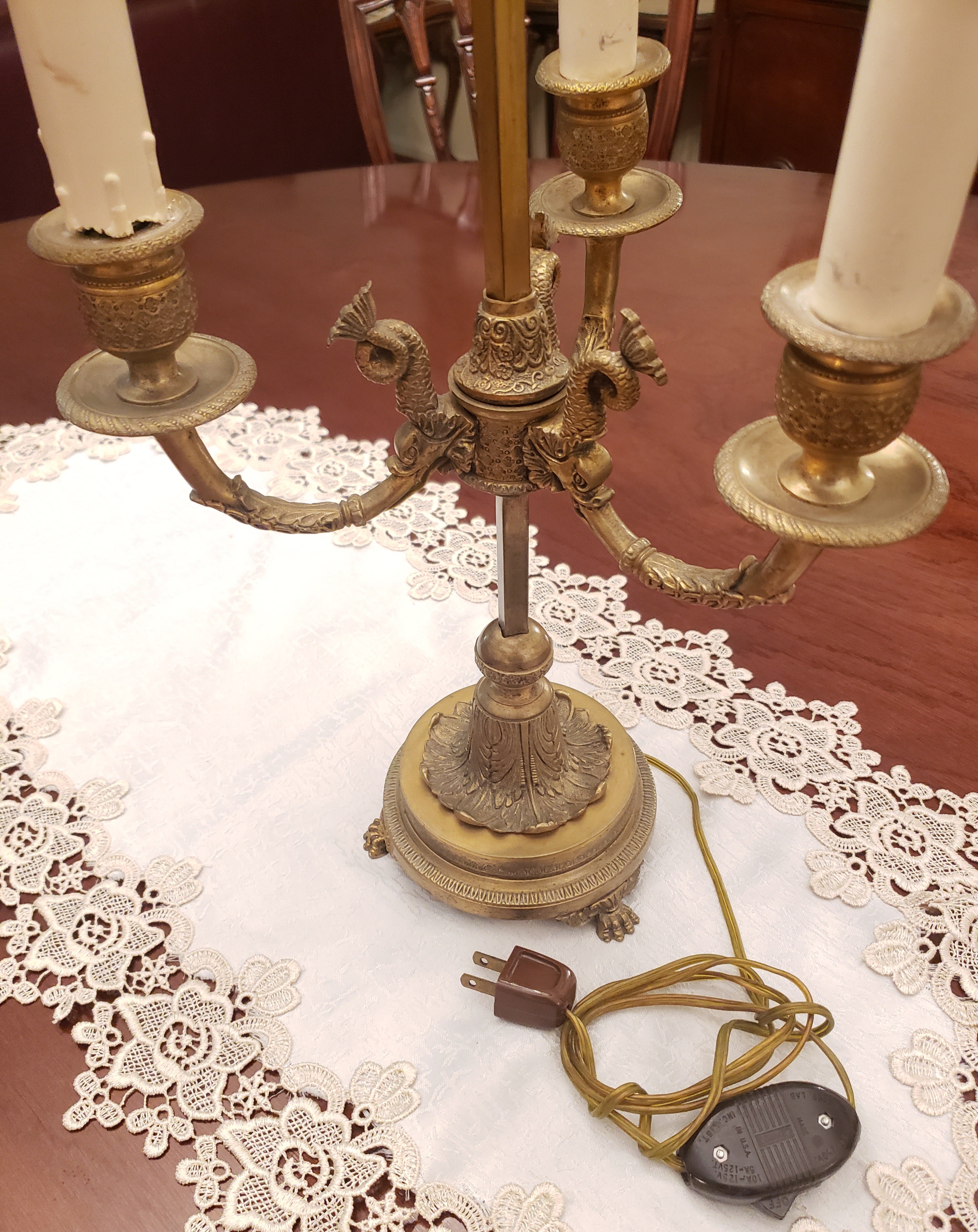 Antique French Bouillotte Lampada da tavolo con paralume in bronzo e tole dipinte, circa anni '30 in vendita 2