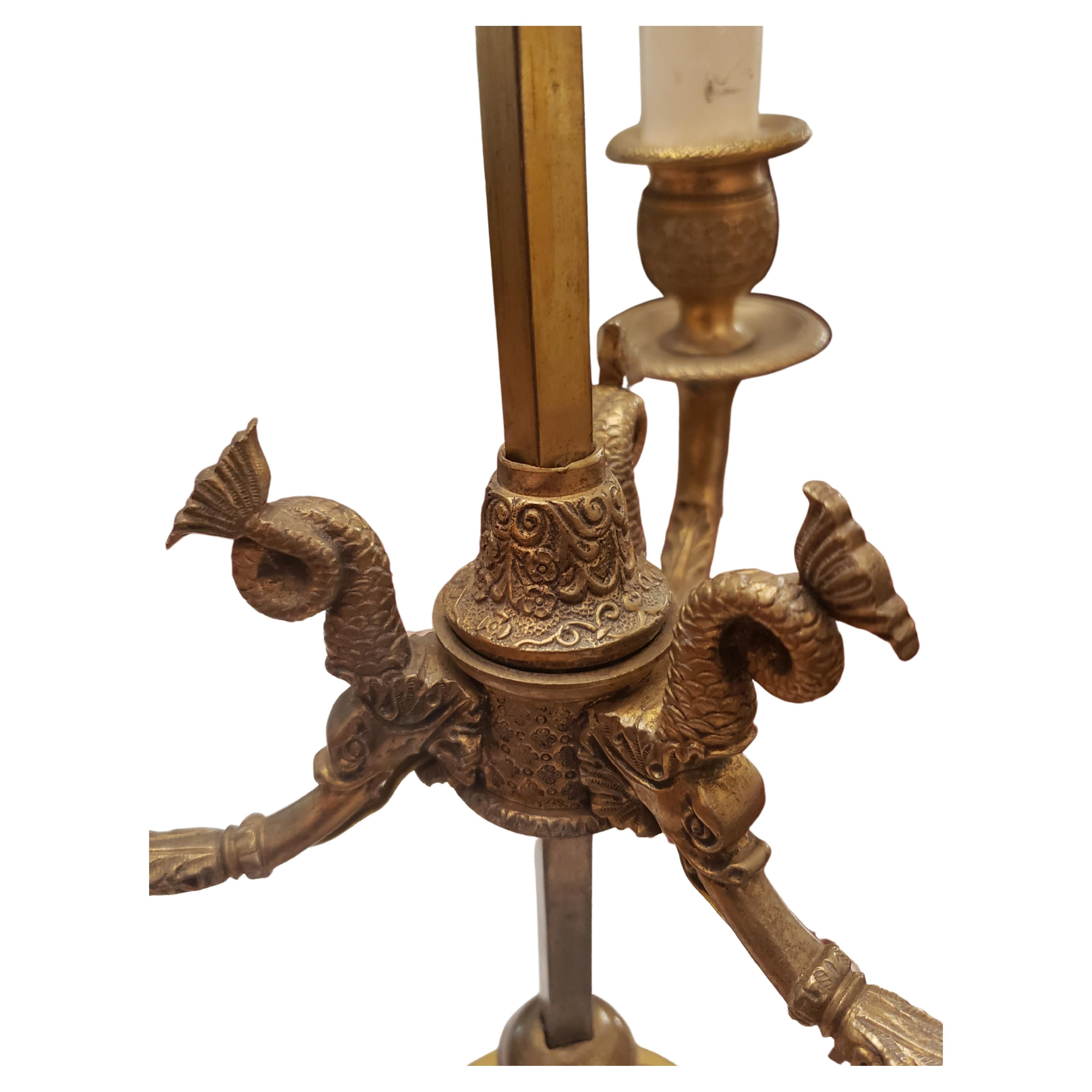 Antike französische Bouillotte-Tischlampe aus Bronze und lackiertem Zinnschirm, ca. 1930er Jahre (Handbemalt) im Angebot