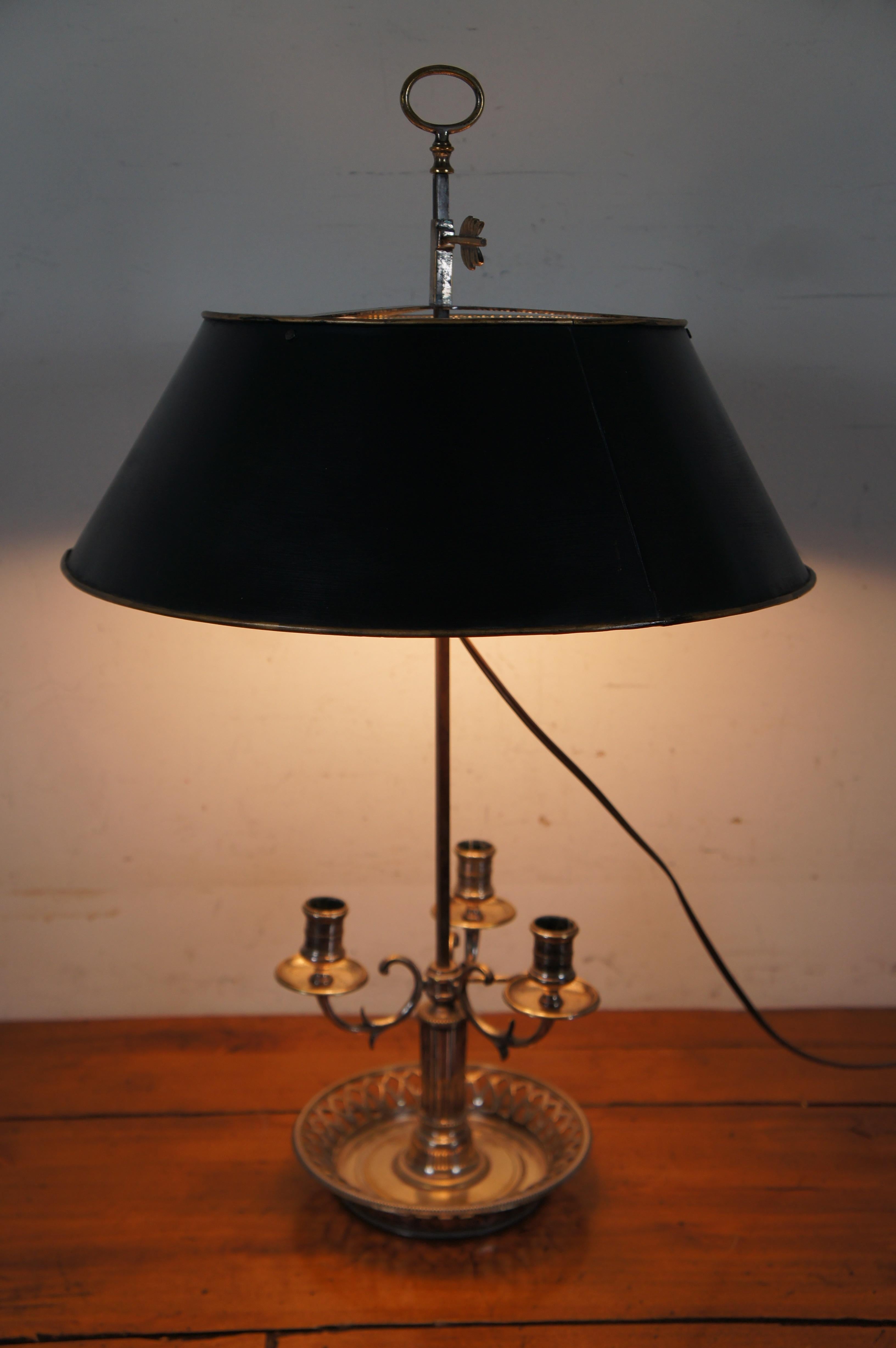 Ancienne lampe candélabre Bouillotte Directoire française à 3 lumières en tôle percée en vente 2